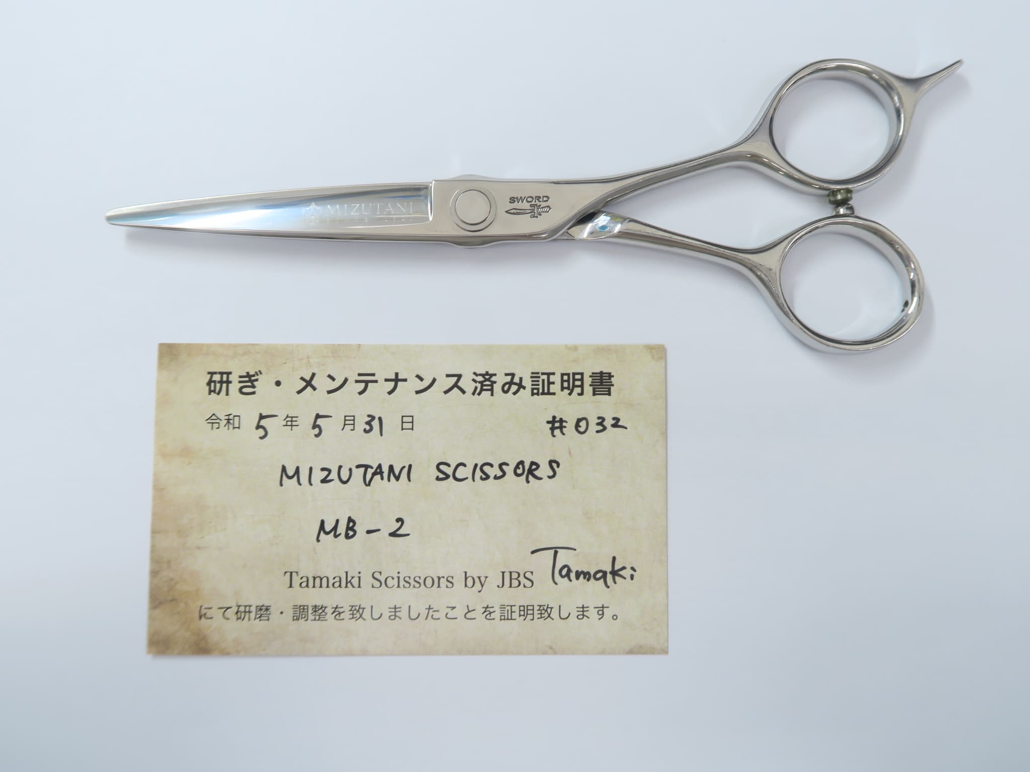 商品情報メーカーMIZUTANI SCISSORS ミズタニシザーズ型番SWORD MB-2商品管理番号H-6758利き手 右利きはさみのタイプシザーハンドルメガネインチ数5.7重量(g)44カット率 % (約の数値)状態ランクB切れ味目安としてティッシュを問題なく切ることができます商品備考 研ぎ・メンテナンス済み 商品状態の基準状態ランク一覧S新品同様品新品同様にきれいな商品・未使用品A美品状態がよく、多少の傷や汚れは見られるものの全体的にきれいな商品B一般中古多少の使用感はありますが、問題なく使える一般的な商品C程度不良使用感があり、ダメージや汚れが目立つ商品、研ぎ、メンテナンスをおすすめする商品Dジャンク品かなりの使用感があり、ダメージや汚れが目立つ商品、使用が難しい商品