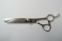 商品情報メーカーMIZUTANI SCISSORS ミズタニシザーズ型番BLACK-SMITH商品管理番号I-778利き手 右利きはさみのタイプセニングハンドルオフセットインチ数6.0重量(g)55.5カット率 % (約の数値)20状態ランクC切れ味買取した現状での出品となりますので研いでからのご使用をオススメ致します。商品備考 商品状態の基準状態ランク一覧S新品同様品新品同様にきれいな商品・未使用品A美品状態がよく、多少の傷や汚れは見られるものの全体的にきれいな商品B一般中古多少の使用感はありますが、問題なく使える一般的な商品C程度不良使用感があり、ダメージや汚れが目立つ商品、研ぎ、メンテナンスをおすすめする商品Dジャンク品かなりの使用感があり、ダメージや汚れが目立つ商品、使用が難しい商品