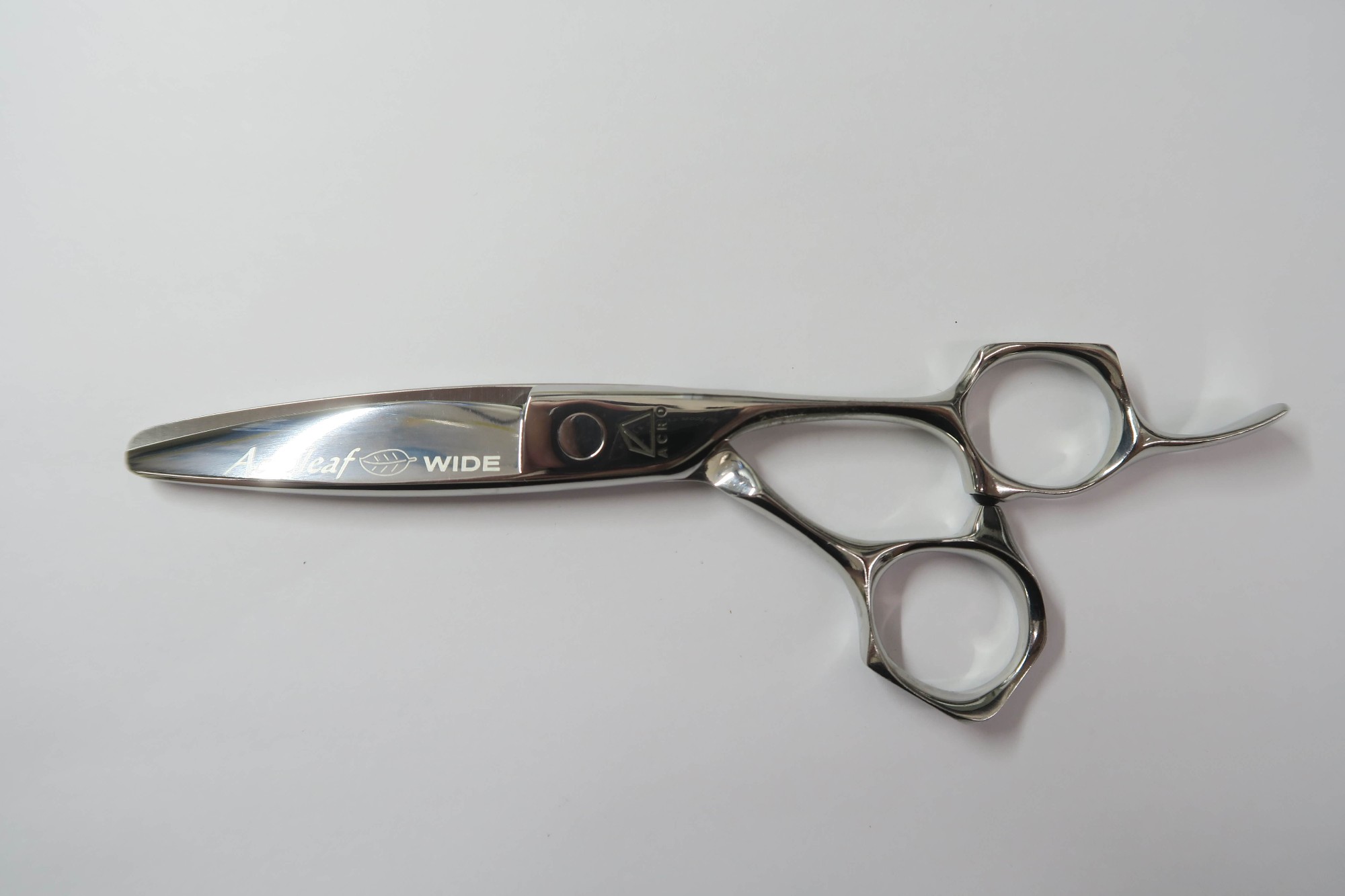 商品情報メーカーMIZUTANI SCISSORS ミズタニシザーズ型番ACRO Acroleaf WIDE K-Medium商品管理番号H-7828利き手 右利きはさみのタイプシザーハンドルオフセットインチ数5.5重量(g)54.5カット率 % (約の数値)状態ランクC切れ味買取した現状での出品となりますので研いでからのご使用をオススメ致します。商品備考 ドライカット 商品状態の基準状態ランク一覧S新品同様品新品同様にきれいな商品・未使用品A美品状態がよく、多少の傷や汚れは見られるものの全体的にきれいな商品B一般中古多少の使用感はありますが、問題なく使える一般的な商品C程度不良使用感があり、ダメージや汚れが目立つ商品、研ぎ、メンテナンスをおすすめする商品Dジャンク品かなりの使用感があり、ダメージや汚れが目立つ商品、使用が難しい商品