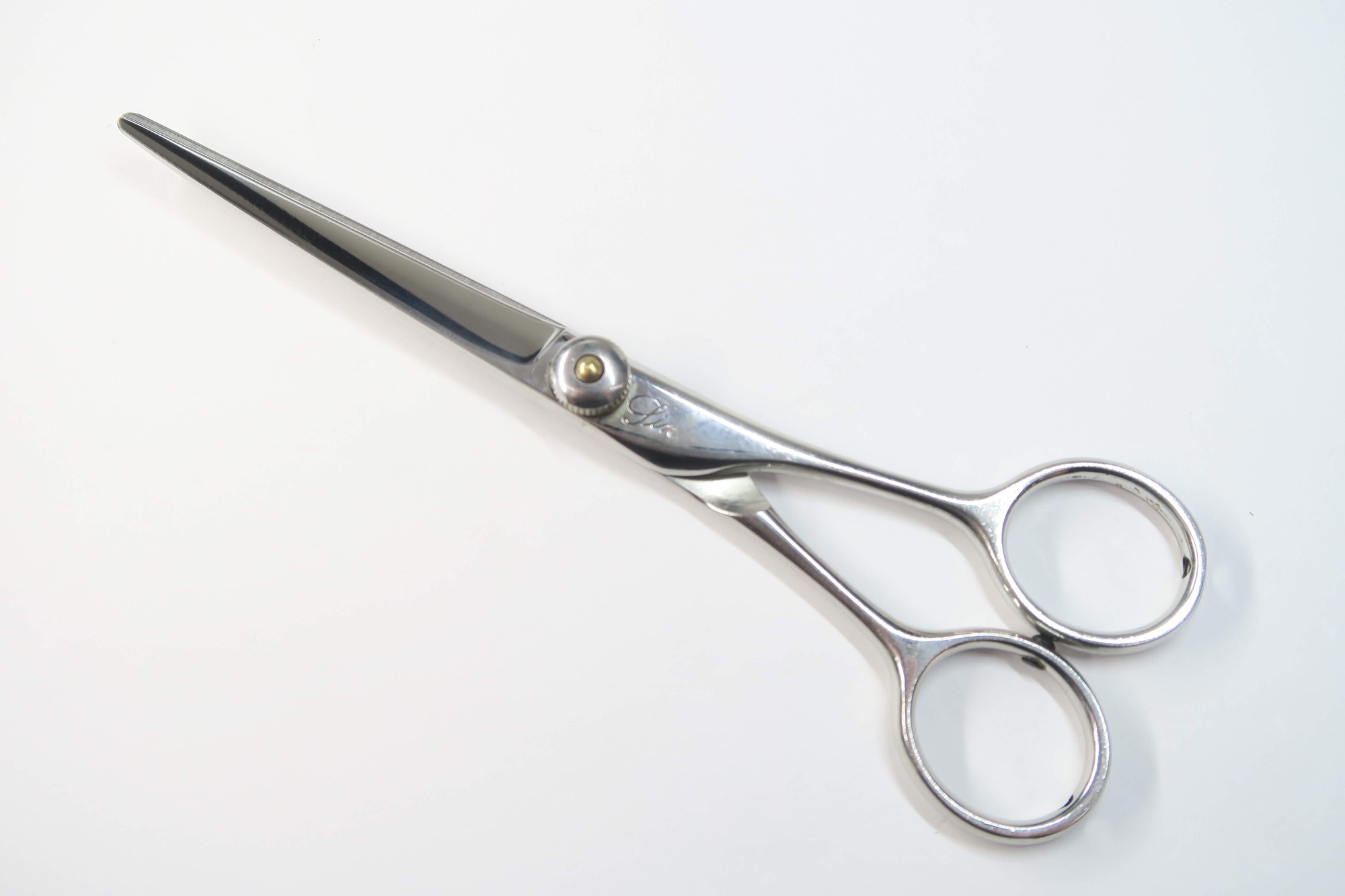 商品情報メーカー神田文一商店型番Sin C60商品管理番号H-11224利き手 右利きはさみのタイプシザーハンドルメガネインチ数6.0重量(g)42.5カット率 % (約の数値)状態ランクB切れ味目安としてティッシュを問題なく切ることができます商品備考 カーブシザー 小指掛欠品 商品状態の基準状態ランク一覧S新品同様品新品同様にきれいな商品・未使用品A美品状態がよく、多少の傷や汚れは見られるものの全体的にきれいな商品B一般中古多少の使用感はありますが、問題なく使える一般的な商品C程度不良使用感があり、ダメージや汚れが目立つ商品、研ぎ、メンテナンスをおすすめする商品Dジャンク品かなりの使用感があり、ダメージや汚れが目立つ商品、使用が難しい商品