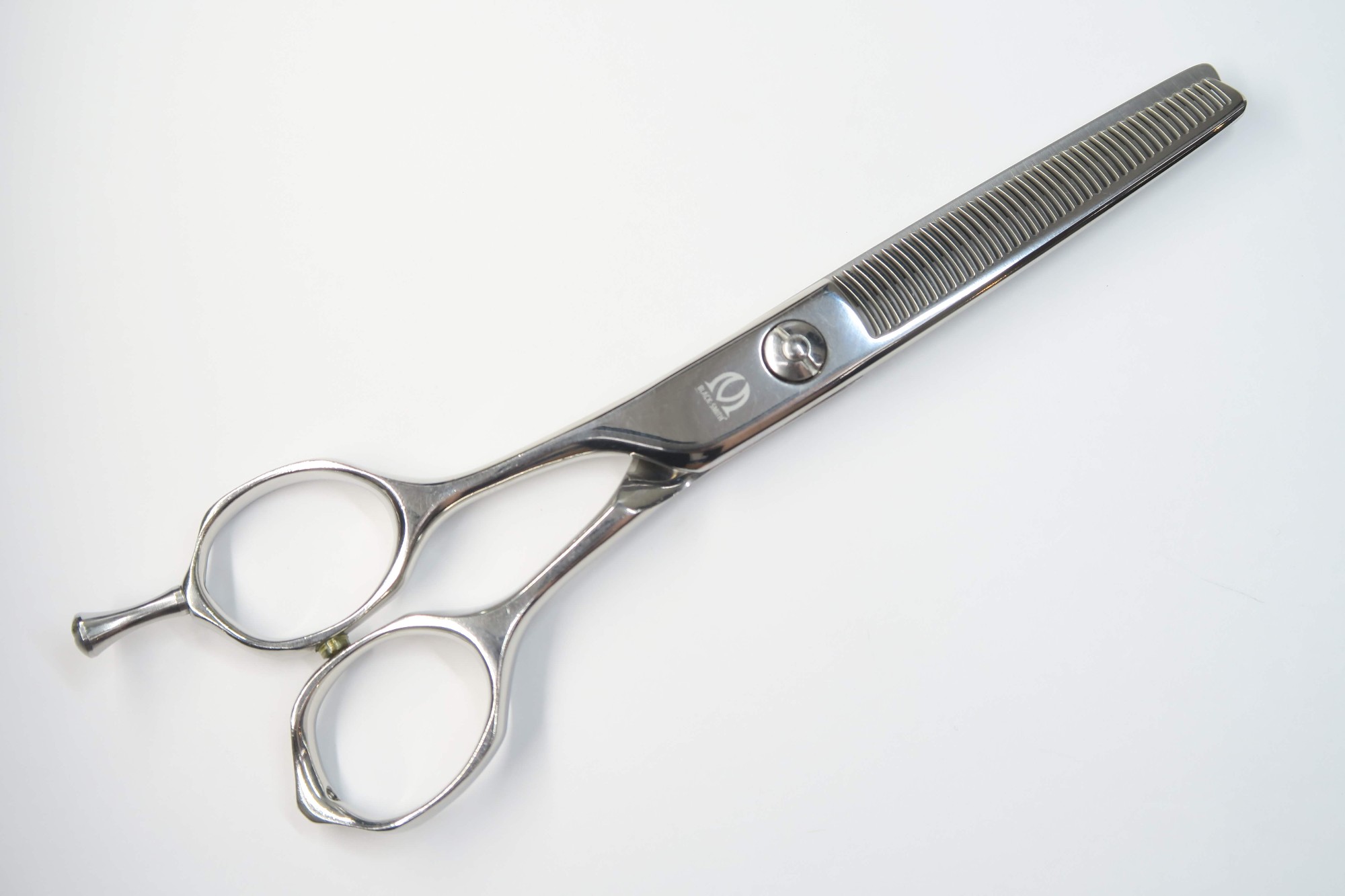 商品情報メーカーMIZUTANI SCISSORS ミズタニシザーズ型番BLACK-SMITH Pixy THINNING 40商品管理番号H-11254利き手 左利きはさみのタイプセニングハンドルメガネインチ数6.0重量(g)59.0カット率 % (約の数値)30-35状態ランクC切れ味買取した現状での出品となりますので研いでからのご使用をオススメ致します。商品備考 商品状態の基準状態ランク一覧S新品同様品新品同様にきれいな商品・未使用品A美品状態がよく、多少の傷や汚れは見られるものの全体的にきれいな商品B一般中古多少の使用感はありますが、問題なく使える一般的な商品C程度不良使用感があり、ダメージや汚れが目立つ商品、研ぎ、メンテナンスをおすすめする商品Dジャンク品かなりの使用感があり、ダメージや汚れが目立つ商品、使用が難しい商品