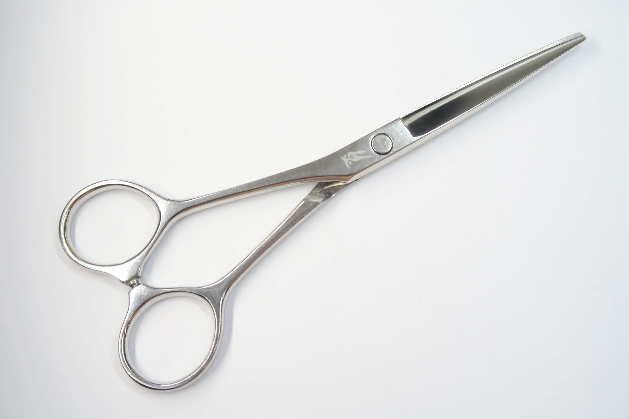 商品情報メーカーHAYASHI SCISSORS ハヤシシザーズ型番TECHNICAL CUT C-MI-6-L商品管理番号H-11255利き手 左利きはさみのタイプシザーハンドルメガネインチ数6.0重量(g)45.0カット率 % (約の数値)状態ランクB切れ味目安としてティッシュを問題なく切ることができます商品備考 金属ヒットポイント 小指掛け無しカスタム商品状態の基準状態ランク一覧S新品同様品新品同様にきれいな商品・未使用品A美品状態がよく、多少の傷や汚れは見られるものの全体的にきれいな商品B一般中古多少の使用感はありますが、問題なく使える一般的な商品C程度不良使用感があり、ダメージや汚れが目立つ商品、研ぎ、メンテナンスをおすすめする商品Dジャンク品かなりの使用感があり、ダメージや汚れが目立つ商品、使用が難しい商品