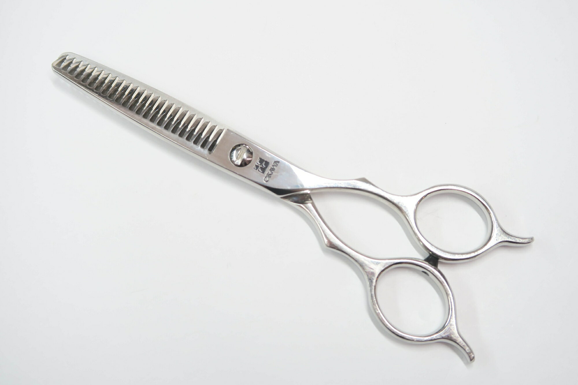 商品情報メーカーOKAWA PRO SCISSORS オオカワプロシザーズ型番DCO233商品管理番号H-11358利き手 右利きはさみのタイプセニングハンドルメガネインチ数5.9重量(g)57.5カット率 % (約の数値)20-25状態ランクB切れ味目安としてティッシュを問題なく切ることができます商品備考 ネームの刻印有 商品状態の基準状態ランク一覧S新品同様品新品同様にきれいな商品・未使用品A美品状態がよく、多少の傷や汚れは見られるものの全体的にきれいな商品B一般中古多少の使用感はありますが、問題なく使える一般的な商品C程度不良使用感があり、ダメージや汚れが目立つ商品、研ぎ、メンテナンスをおすすめする商品Dジャンク品かなりの使用感があり、ダメージや汚れが目立つ商品、使用が難しい商品