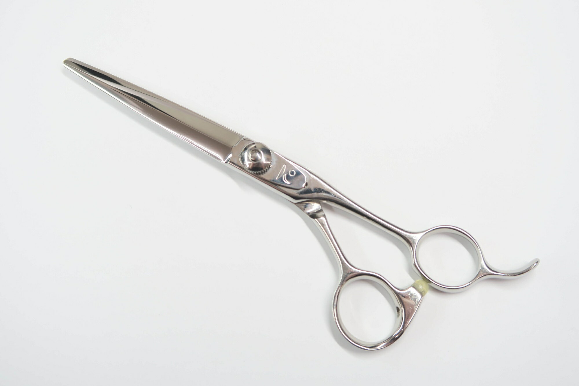 商品情報メーカーKIRA SCISSORS キラシザーズ型番商品管理番号H-11370利き手 右利きはさみのタイプシザーハンドルオフセットインチ数6.0重量(g)50.0カット率 % (約の数値)状態ランクB切れ味目安としてティッシュを問題なく切ることができます商品備考 商品状態の基準状態ランク一覧S新品同様品新品同様にきれいな商品・未使用品A美品状態がよく、多少の傷や汚れは見られるものの全体的にきれいな商品B一般中古多少の使用感はありますが、問題なく使える一般的な商品C程度不良使用感があり、ダメージや汚れが目立つ商品、研ぎ、メンテナンスをおすすめする商品Dジャンク品かなりの使用感があり、ダメージや汚れが目立つ商品、使用が難しい商品