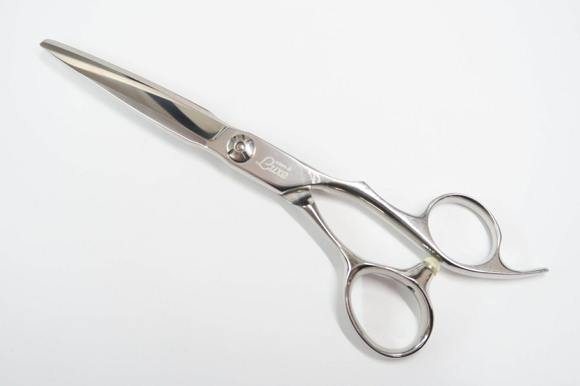 商品情報メーカーLuxe scissors ルクスシザー型番Sun shine 60商品管理番号H-11385利き手 右利きはさみのタイプシザーハンドル3Dハンドルインチ数6.0重量(g)51.5カット率 % (約の数値)状態ランクB切れ味目安としてティッシュを問題なく切ることができます商品備考 接点部小さなサビ有、スリット入り商品状態の基準状態ランク一覧S新品同様品新品同様にきれいな商品・未使用品A美品状態がよく、多少の傷や汚れは見られるものの全体的にきれいな商品B一般中古多少の使用感はありますが、問題なく使える一般的な商品C程度不良使用感があり、ダメージや汚れが目立つ商品、研ぎ、メンテナンスをおすすめする商品Dジャンク品かなりの使用感があり、ダメージや汚れが目立つ商品、使用が難しい商品