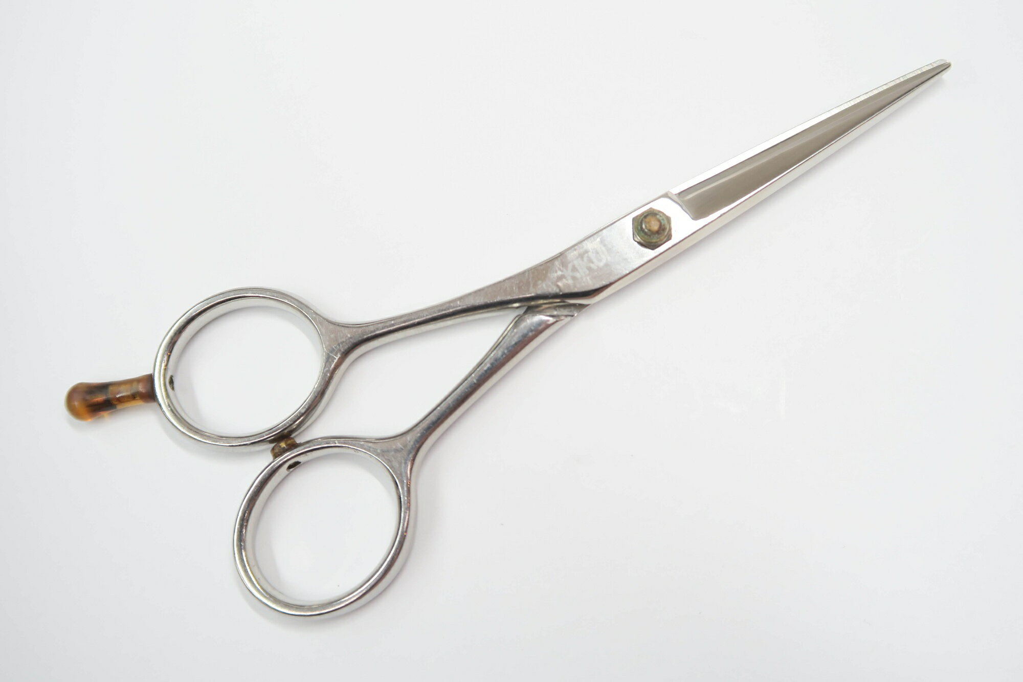商品情報メーカーKIKUI SCISSORS キクイシザーズ型番50商品管理番号H-11399利き手 左利きはさみのタイプシザーハンドルメガネインチ数5.0重量(g)35.0カット率 % (約の数値)状態ランクC切れ味買取した現状での出品となりますので研いでからのご使用をオススメ致します。商品備考 刃減り有 商品状態の基準状態ランク一覧S新品同様品新品同様にきれいな商品・未使用品A美品状態がよく、多少の傷や汚れは見られるものの全体的にきれいな商品B一般中古多少の使用感はありますが、問題なく使える一般的な商品C程度不良使用感があり、ダメージや汚れが目立つ商品、研ぎ、メンテナンスをおすすめする商品Dジャンク品かなりの使用感があり、ダメージや汚れが目立つ商品、使用が難しい商品