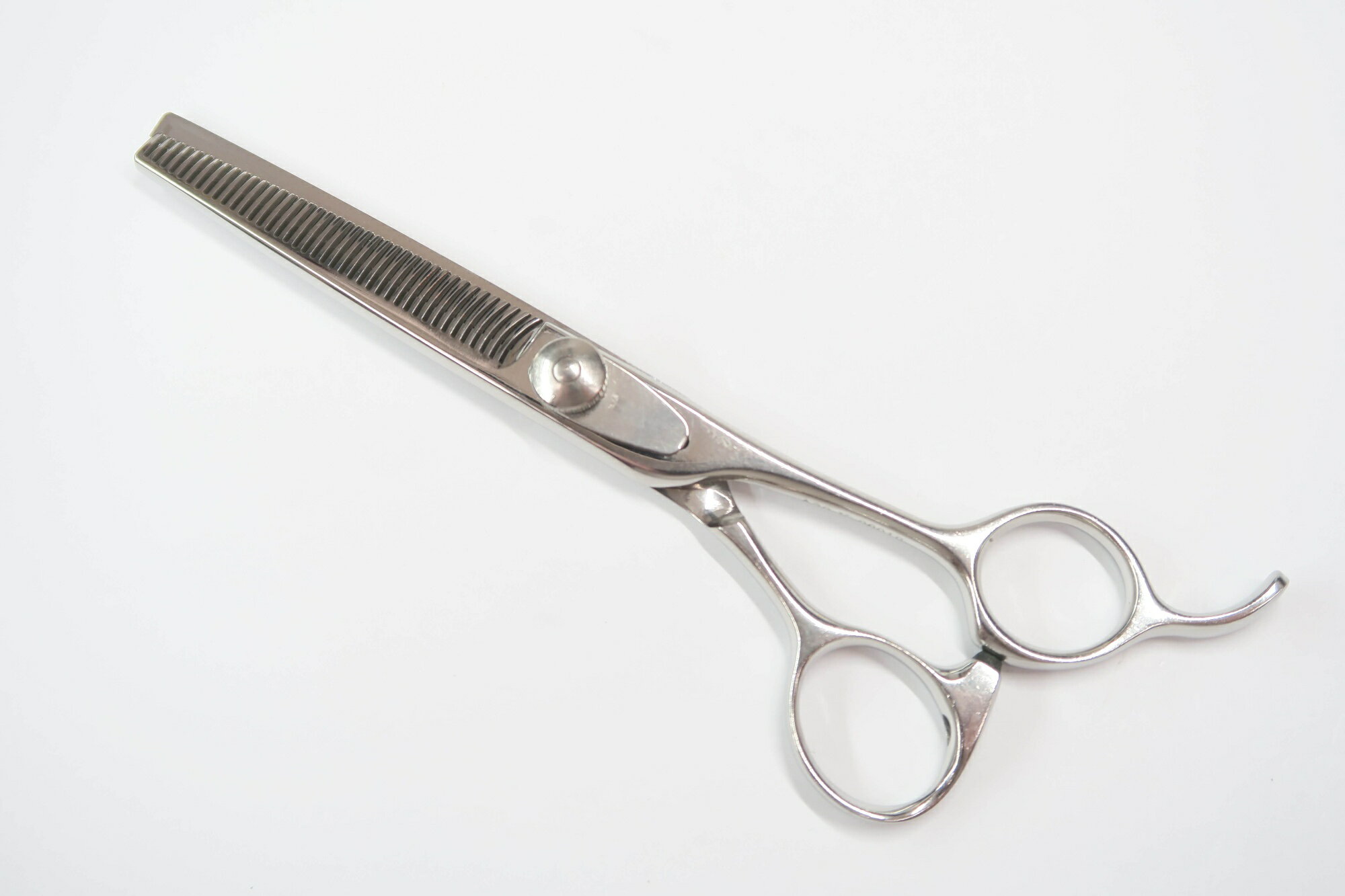 商品情報メーカーHAYASHI SCISSORS ハヤシシザーズ型番商品管理番号H-11417利き手 右利きはさみのタイプセニングハンドルオフセットインチ数5.9重量(g)54.0カット率 % (約の数値)10-20状態ランクC切れ味買取した現状での出品となりますので研いでからのご使用をオススメ致します。商品備考 数字記号刻印有商品状態の基準状態ランク一覧S新品同様品新品同様にきれいな商品・未使用品A美品状態がよく、多少の傷や汚れは見られるものの全体的にきれいな商品B一般中古多少の使用感はありますが、問題なく使える一般的な商品C程度不良使用感があり、ダメージや汚れが目立つ商品、研ぎ、メンテナンスをおすすめする商品Dジャンク品かなりの使用感があり、ダメージや汚れが目立つ商品、使用が難しい商品