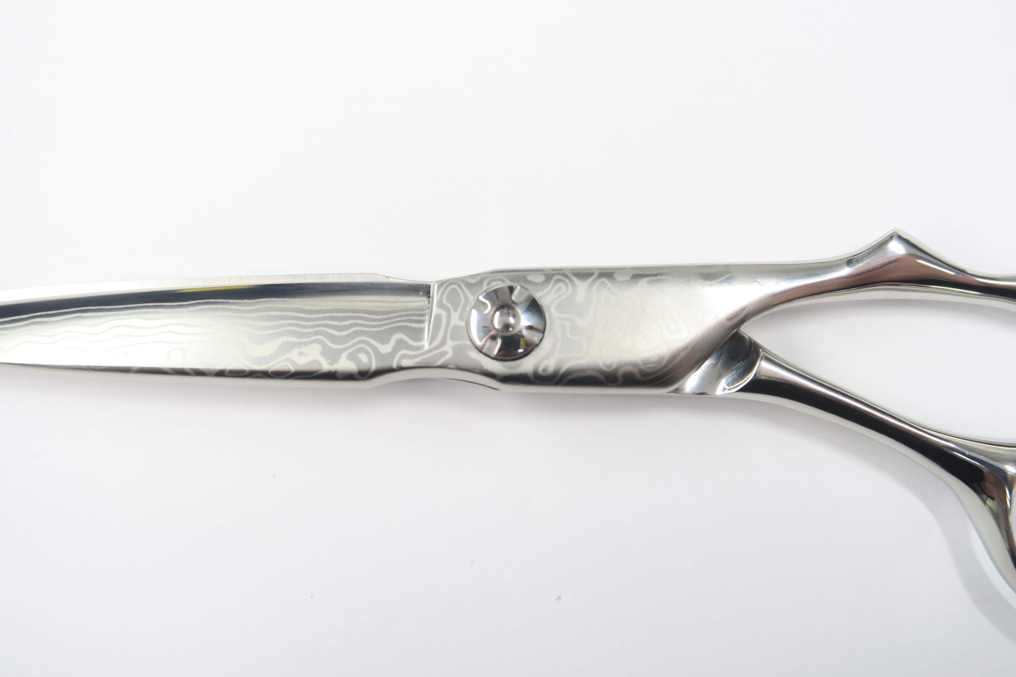 中古シザー買取販売専門店KittemiのAランク【PRIMERD プリマード】 Dama-Arrow60 ダマスカスアロー 6.0 シザー 美容師・理容師 6.2インチ 右利き 【中古】:H-11574｜アングル3