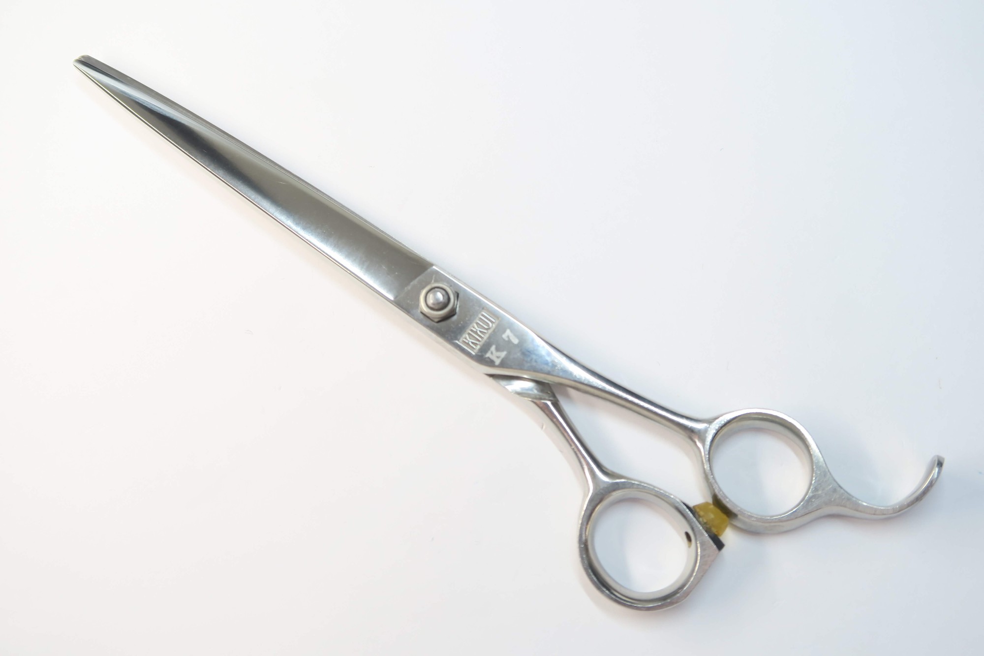 商品情報メーカーKIKUI SCISSORS キクイシザーズ型番K7商品管理番号H-11847利き手 右利きはさみのタイプシザーハンドルオフセットインチ数6.7重量(g)58.0カット率 % (約の数値)状態ランクC切れ味買取した現状での出品となりますので研いでからのご使用をオススメ致します。商品備考 刃減り有 商品状態の基準状態ランク一覧S新品同様品新品同様にきれいな商品・未使用品A美品状態がよく、多少の傷や汚れは見られるものの全体的にきれいな商品B一般中古多少の使用感はありますが、問題なく使える一般的な商品C程度不良使用感があり、ダメージや汚れが目立つ商品、研ぎ、メンテナンスをおすすめする商品Dジャンク品かなりの使用感があり、ダメージや汚れが目立つ商品、使用が難しい商品