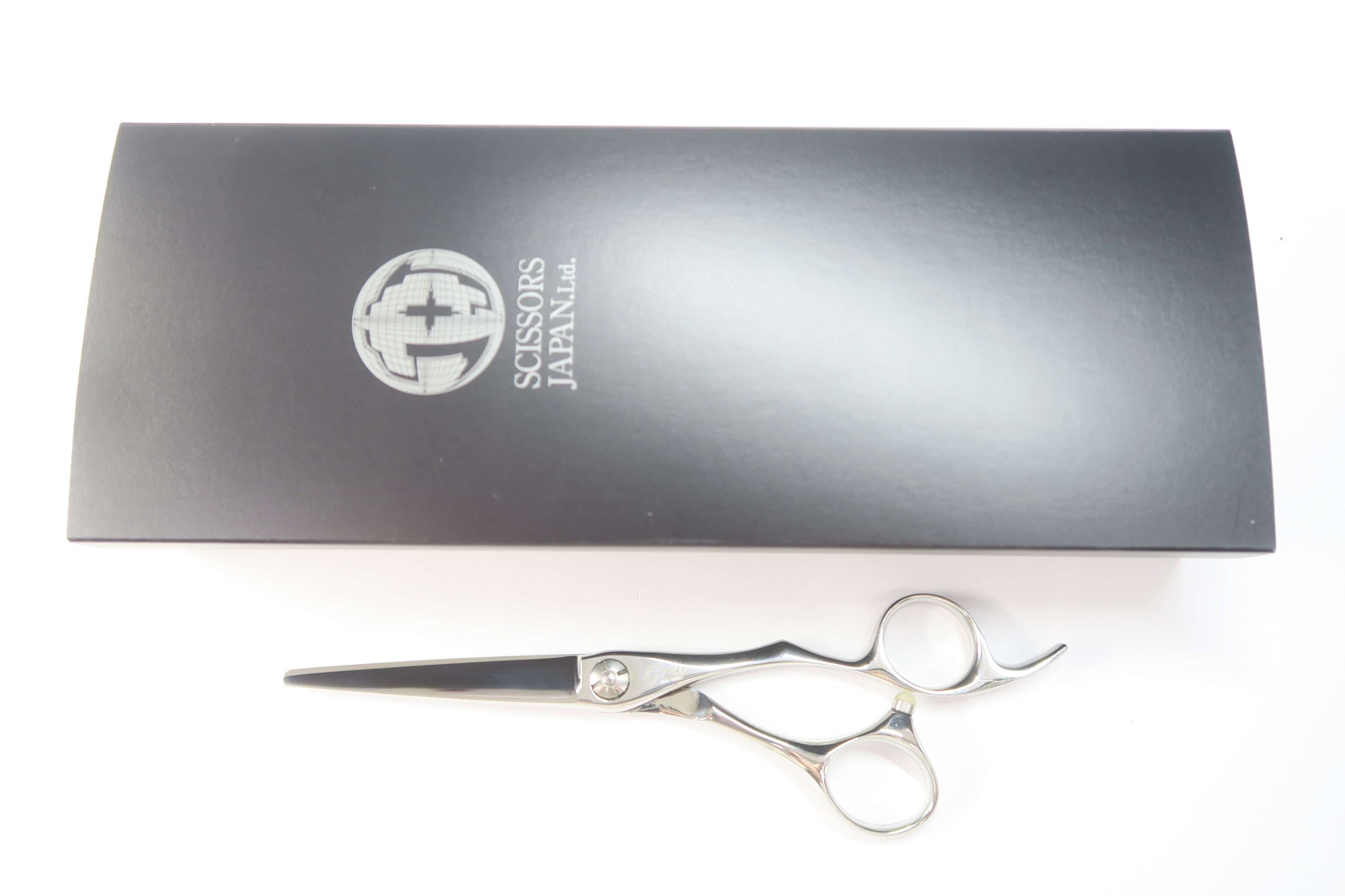 商品情報メーカーSCISSORS JAPAN シザーズジャパン型番NVHR55i17N商品管理番号G-1807利き手 右利きはさみのタイプシザーハンドル3Dハンドルインチ数5.5重量(g)45.5カット率 % (約の数値)状態ランクB切れ味目安としてティッシュを問題なく切ることができます商品備考 ネームの刻印有 商品状態の基準状態ランク一覧S新品同様品新品同様にきれいな商品・未使用品A美品状態がよく、多少の傷や汚れは見られるものの全体的にきれいな商品B一般中古多少の使用感はありますが、問題なく使える一般的な商品C程度不良使用感があり、ダメージや汚れが目立つ商品、研ぎ、メンテナンスをおすすめする商品Dジャンク品かなりの使用感があり、ダメージや汚れが目立つ商品、使用が難しい商品
