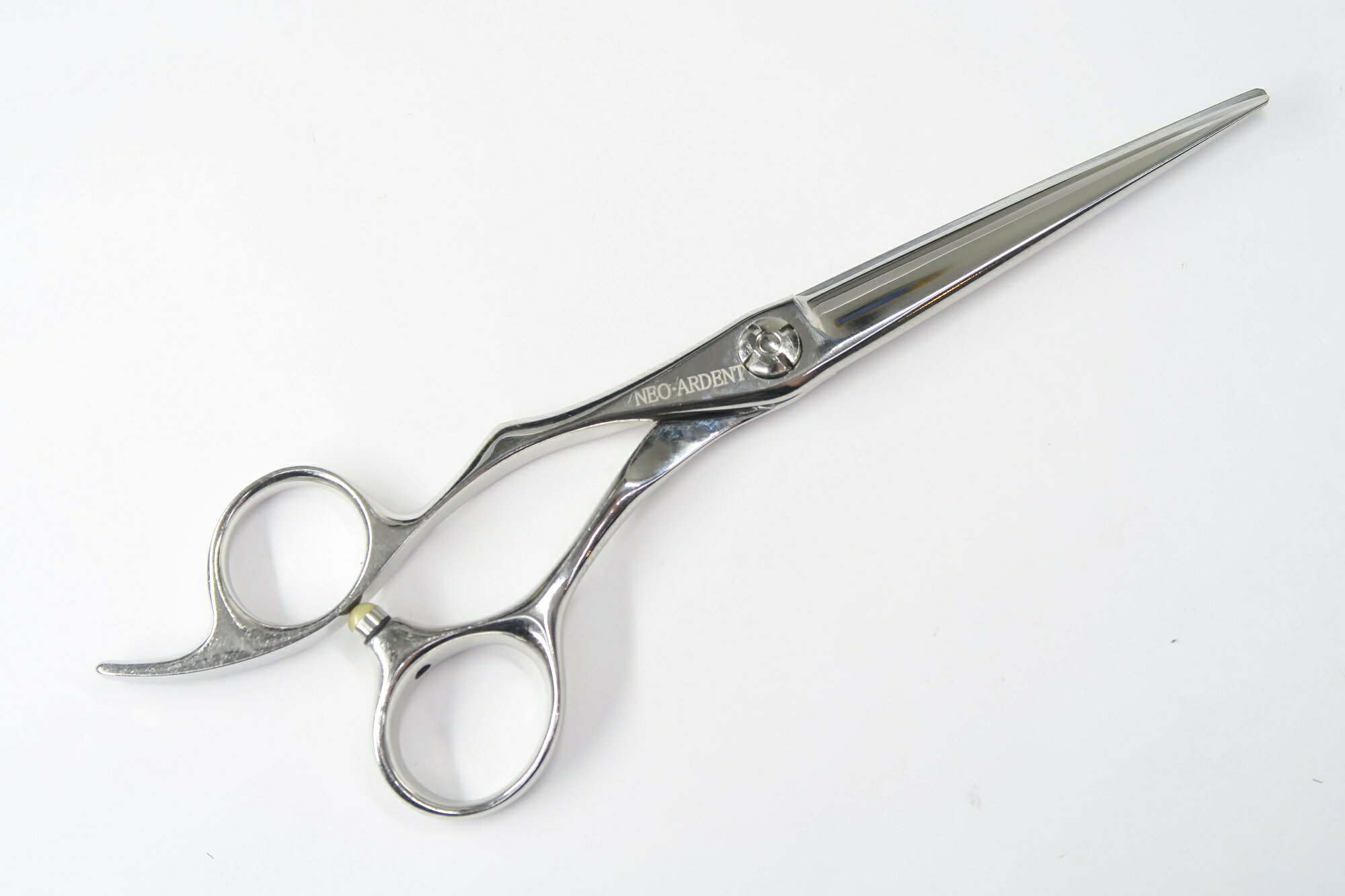 商品情報メーカーSCISSORS JAPAN シザーズジャパン型番商品管理番号H-11961利き手 左利きはさみのタイプシザーハンドル3Dハンドルインチ数6.0重量(g)52.0カット率 % (約の数値)状態ランクB切れ味目安としてティッシュを問題なく切ることができます商品備考 ネームの刻印有 商品状態の基準状態ランク一覧S新品同様品新品同様にきれいな商品・未使用品A美品状態がよく、多少の傷や汚れは見られるものの全体的にきれいな商品B一般中古多少の使用感はありますが、問題なく使える一般的な商品C程度不良使用感があり、ダメージや汚れが目立つ商品、研ぎ、メンテナンスをおすすめする商品Dジャンク品かなりの使用感があり、ダメージや汚れが目立つ商品、使用が難しい商品