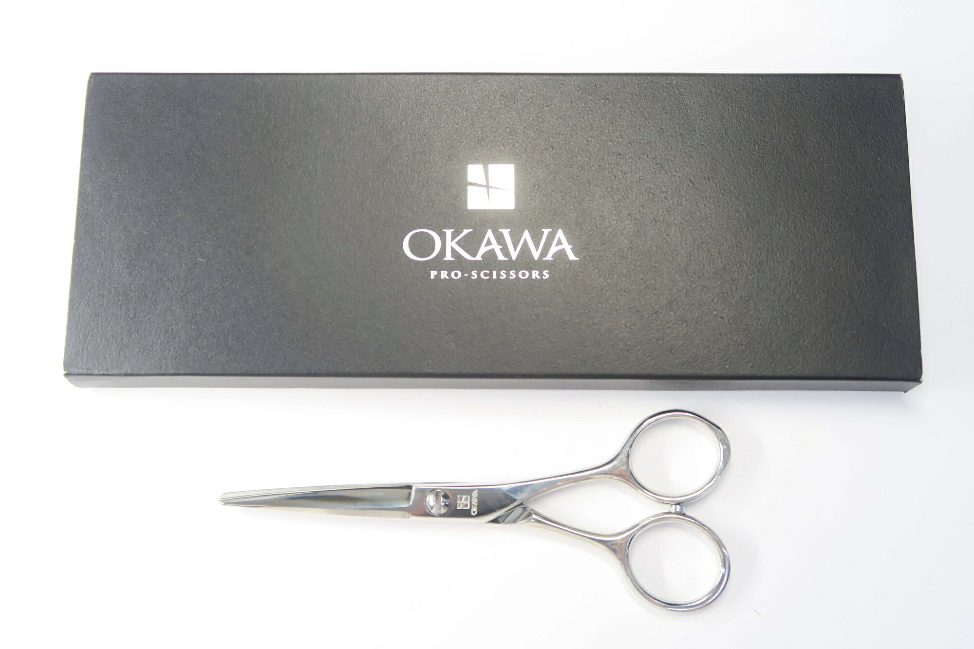 商品情報メーカーOKAWA PRO SCISSORS オオカワプロシザーズ型番SG50-D商品管理番号G-1864利き手 右利きはさみのタイプシザーハンドルメガネインチ数5.0重量(g)38.5カット率 % (約の数値)状態ランクB切れ味目安としてティッシュを問題なく切ることができます商品備考 小指掛け無しカスタム、箱つぶれ有商品状態の基準状態ランク一覧S新品同様品新品同様にきれいな商品・未使用品A美品状態がよく、多少の傷や汚れは見られるものの全体的にきれいな商品B一般中古多少の使用感はありますが、問題なく使える一般的な商品C程度不良使用感があり、ダメージや汚れが目立つ商品、研ぎ、メンテナンスをおすすめする商品Dジャンク品かなりの使用感があり、ダメージや汚れが目立つ商品、使用が難しい商品