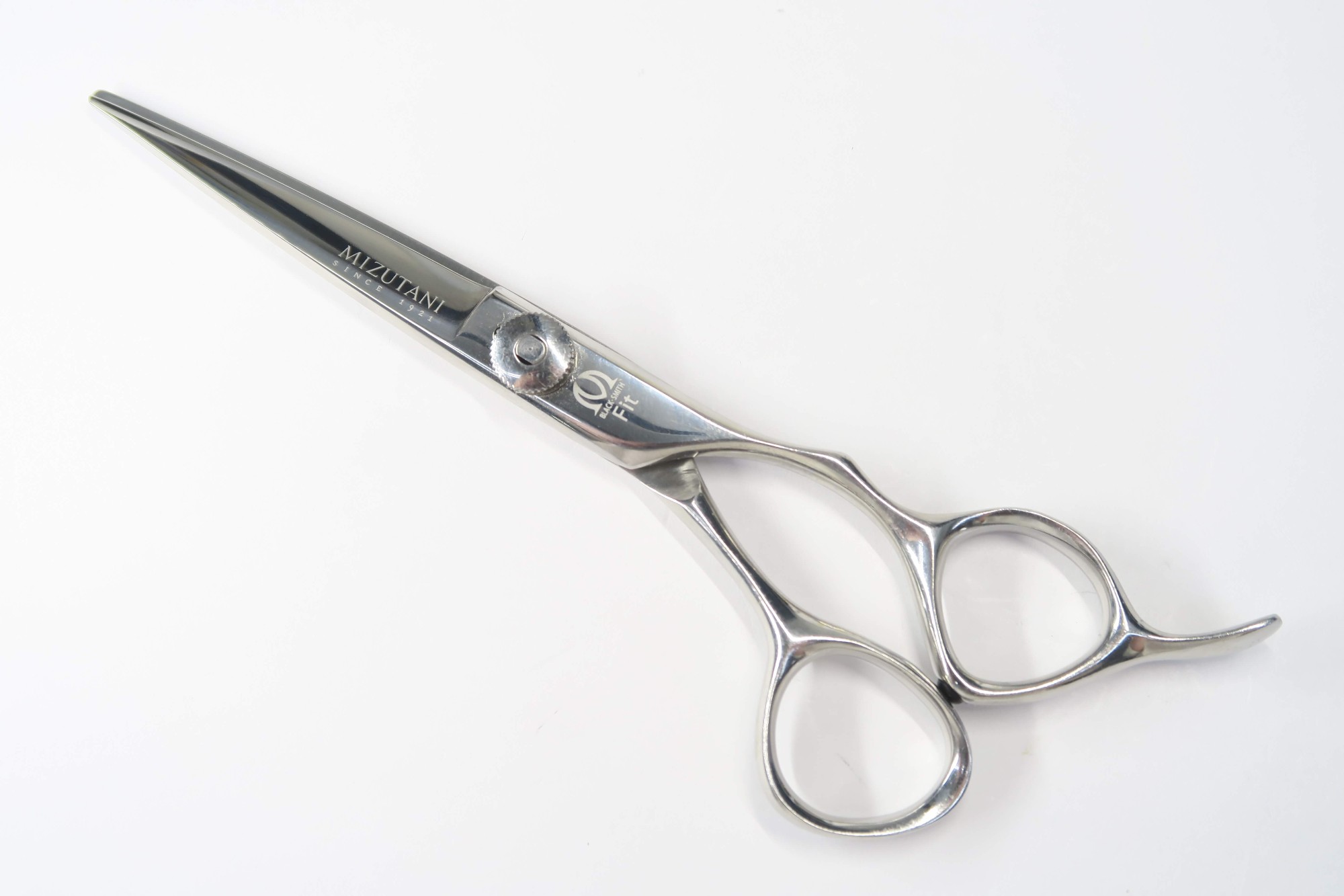 商品情報メーカーMIZUTANI SCISSORS ミズタニシザーズ型番BLACK-SMITH Fit商品管理番号H-12083利き手 右利きはさみのタイプシザーハンドルオフセットインチ数6.0重量(g)51.5カット率 % (約の数値)状態ランクB切れ味目安としてティッシュを問題なく切ることができます商品備考 刃減り有 商品状態の基準状態ランク一覧S新品同様品新品同様にきれいな商品・未使用品A美品状態がよく、多少の傷や汚れは見られるものの全体的にきれいな商品B一般中古多少の使用感はありますが、問題なく使える一般的な商品C程度不良使用感があり、ダメージや汚れが目立つ商品、研ぎ、メンテナンスをおすすめする商品Dジャンク品かなりの使用感があり、ダメージや汚れが目立つ商品、使用が難しい商品