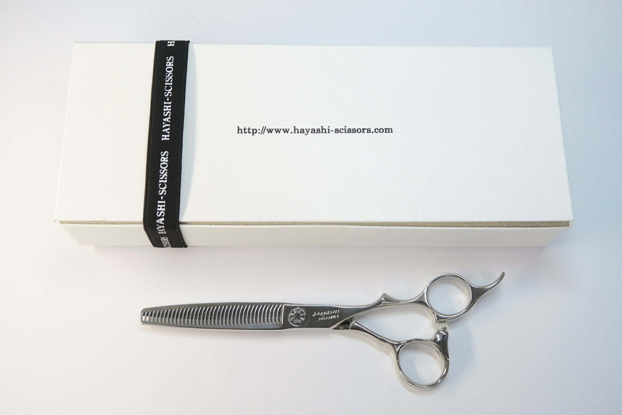 商品情報メーカーHAYASHI SCISSORS ハヤシシザーズ型番V-Thinning-ON V-37R-ON-AT6商品管理番号G-1887利き手 右利きはさみのタイプセニングハンドルオフセットインチ数6.0重量(g)56.0カット率 % (約の数値)40状態ランクB切れ味目安としてティッシュを問題なく切ることができます商品備考 商品状態の基準状態ランク一覧S新品同様品新品同様にきれいな商品・未使用品A美品状態がよく、多少の傷や汚れは見られるものの全体的にきれいな商品B一般中古多少の使用感はありますが、問題なく使える一般的な商品C程度不良使用感があり、ダメージや汚れが目立つ商品、研ぎ、メンテナンスをおすすめする商品Dジャンク品かなりの使用感があり、ダメージや汚れが目立つ商品、使用が難しい商品
