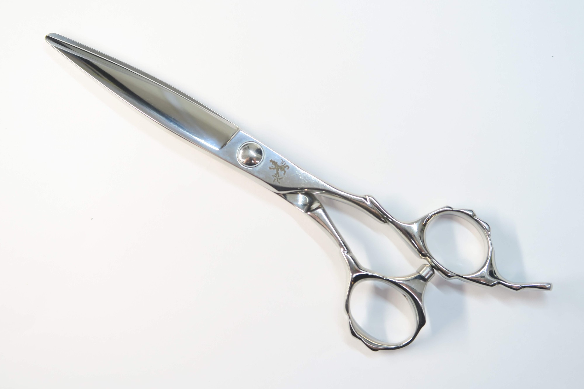 商品情報メーカーTRACKS SCISSORS トラックスシザーズ型番SASA商品管理番号H-12175利き手 右利きはさみのタイプシザーハンドル3Dハンドルインチ数6.0重量(g)57.0カット率 % (約の数値)状態ランクB切れ味目安としてティッシュを問題なく切ることができます商品備考 ドライカット 商品状態の基準状態ランク一覧S新品同様品新品同様にきれいな商品・未使用品A美品状態がよく、多少の傷や汚れは見られるものの全体的にきれいな商品B一般中古多少の使用感はありますが、問題なく使える一般的な商品C程度不良使用感があり、ダメージや汚れが目立つ商品、研ぎ、メンテナンスをおすすめする商品Dジャンク品かなりの使用感があり、ダメージや汚れが目立つ商品、使用が難しい商品