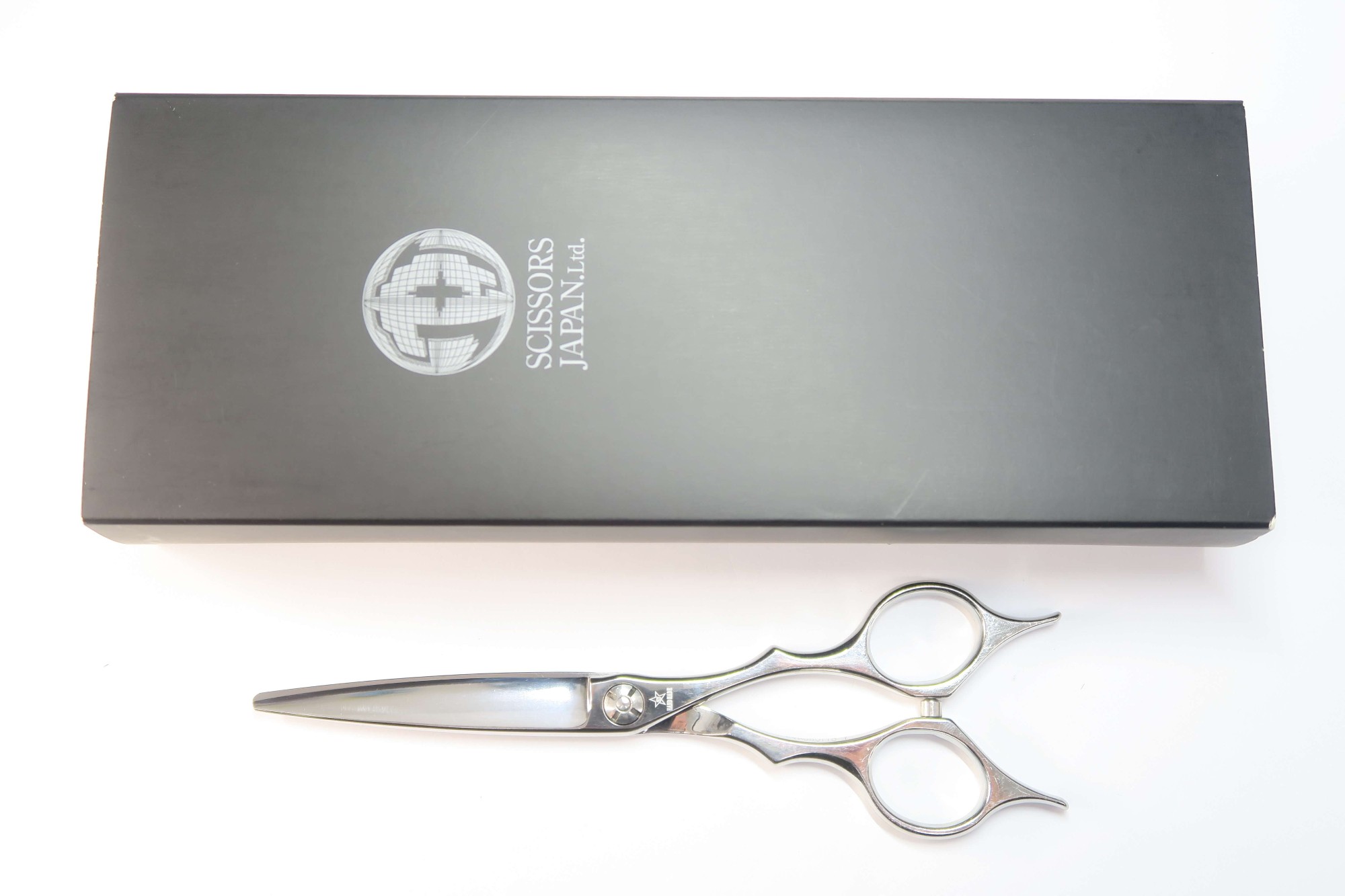 商品情報メーカーSCISSORS JAPAN シザーズジャパン型番EVHO60i18 Y商品管理番号G-1889利き手 右利きはさみのタイプシザーハンドルメガネインチ数6.0重量(g)60.0カット率 % (約の数値)状態ランクB切れ味目安としてティッシュを問題なく切ることができます商品備考 ネームの刻印有金属ヒットポイント 商品状態の基準状態ランク一覧S新品同様品新品同様にきれいな商品・未使用品A美品状態がよく、多少の傷や汚れは見られるものの全体的にきれいな商品B一般中古多少の使用感はありますが、問題なく使える一般的な商品C程度不良使用感があり、ダメージや汚れが目立つ商品、研ぎ、メンテナンスをおすすめする商品Dジャンク品かなりの使用感があり、ダメージや汚れが目立つ商品、使用が難しい商品