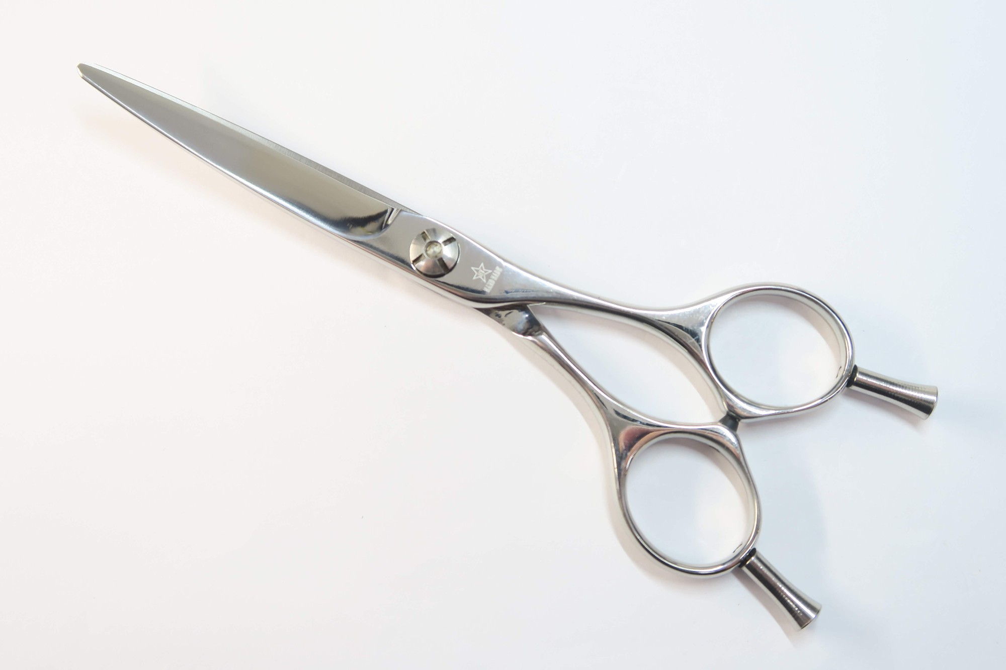 商品情報メーカーSCISSORS JAPAN シザーズジャパン型番RISE55i06商品管理番号H-12196利き手 右利きはさみのタイプシザーハンドルメガネインチ数5.5重量(g)45.5カット率 % (約の数値)状態ランクC切れ味買取した現状での出品となりますので研いでからのご使用をオススメ致します。商品備考 カーブシザー 商品状態の基準状態ランク一覧S新品同様品新品同様にきれいな商品・未使用品A美品状態がよく、多少の傷や汚れは見られるものの全体的にきれいな商品B一般中古多少の使用感はありますが、問題なく使える一般的な商品C程度不良使用感があり、ダメージや汚れが目立つ商品、研ぎ、メンテナンスをおすすめする商品Dジャンク品かなりの使用感があり、ダメージや汚れが目立つ商品、使用が難しい商品