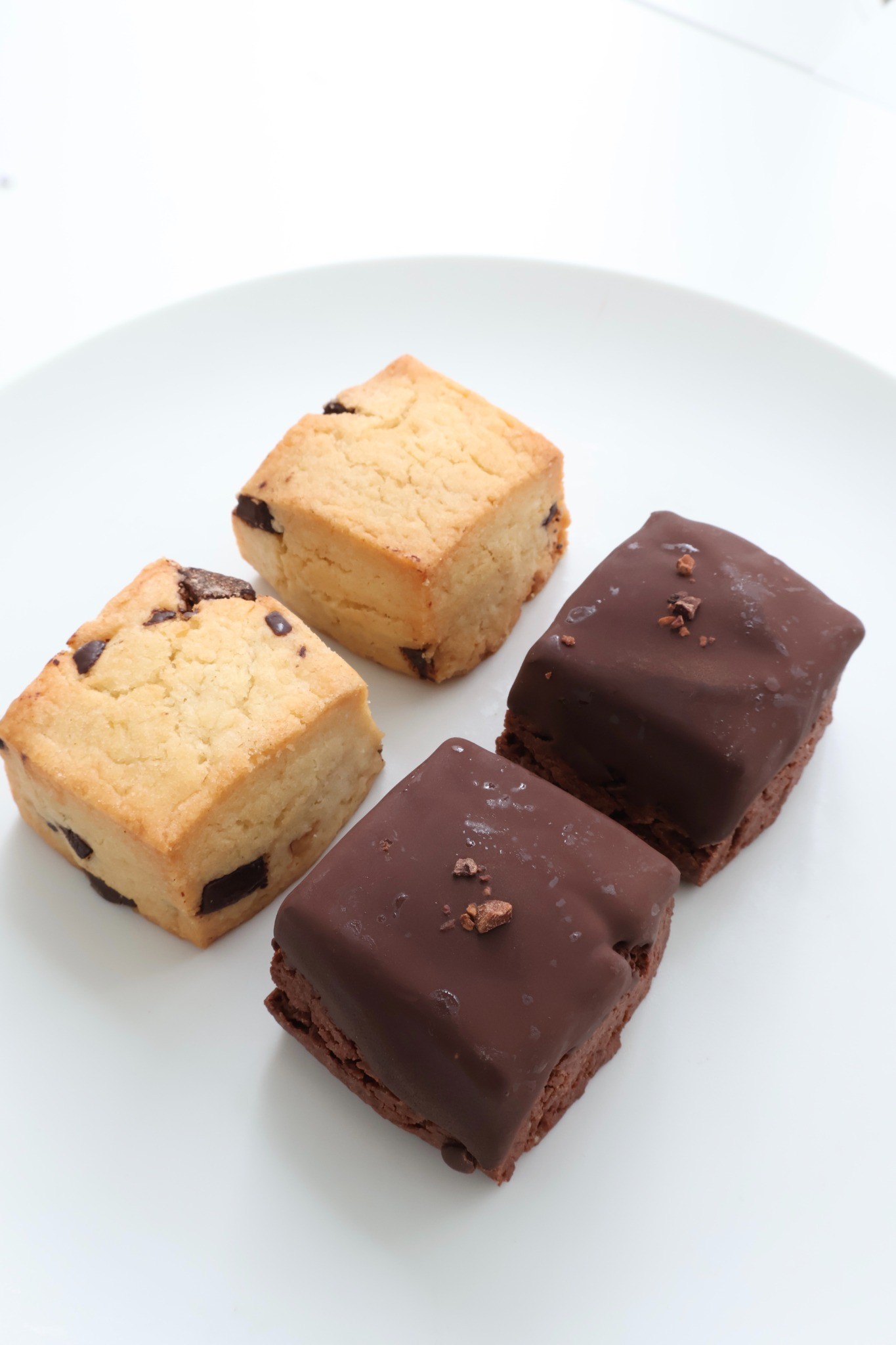 iro 濃厚チョコレートスコーンセット（6個入） チョコ好きのために作った、贅沢な詰め合わせ。 iroで人気の チョコチップスコーンと カカオショコラスコーンを一箱に詰め合わせました。 チョコレートの異なる味わいを一度に楽しめる、チョコ好きにはたまらないセットです。 セット内容 ・チョコチップスコーン　3個 ・カカオショコラスコーン　3個 合計6個入り チョコチップスコーン 北海道産小麦を使用したしっとり食感のスコーンに、 たっぷりのチョコチップを混ぜ込みました。 焼き上げることで香ばしさが増し、 ひと口ごとにチョコレートの甘さが広がります。 カカオショコラスコーン ココアをたっぷり使用した生地に、 チョコレートをコーティングした人気商品。 濃厚なカカオの香りとほどよい甘さで、 贅沢な味わいをお楽しみいただけます。 iroのこだわり 北海道産小麦 有機豆乳 国産米油 てんさい糖 素材にこだわり、 毎日ひとつひとつ丁寧に焼き上げています。 外はさっくり、 中はしっとり。 iroならではの新食感スコーンです。 ギフトにもおすすめ ・お中元 ・誕生日 ・内祝い ・お祝い ・手土産 ・お返し ・自分へのご褒美 大切な方への贈り物にもおすすめです。