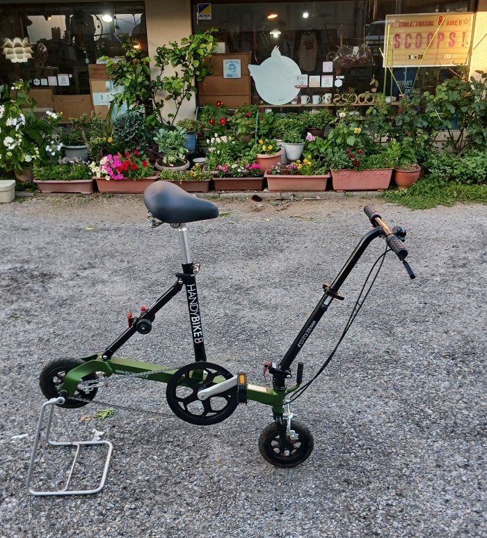 ■ブリヂストンの画期的な超小型折り畳み絶版小径車ブリヂストン ハンディバイク / Bridgestone Handybike 8■グリーン系■中古自転車■8インチタイヤ■ 一般適応身長140cm〜ですので女性もラクラク♪■変速なし■折り畳みペダル■ハンドルポスト、シートポスト固着なし 日常の軽いポタリング使用からレジャーまで！経年による小傷などはありますが全体的にきれいです。 ■店頭にて引取りですので送料は掛かりません。 ■譲渡書お渡ししますのでお近くの自転車店にて防犯登録して下さい。 中古自転車ですが大事に使われていた1台です。各部基本調整済み・各部クリーニング済。 ■店頭にて引き取り限定です！ ※店頭でも併売しており先に売れてしまった場合は何卒ご容赦下さい。 事前の在庫確認も可能です。 ※当自転車は中古自転車で新品未使用ではございません。 経年使用、経年劣化等による傷、スレ、塗装の剥がれ、 色褪せ、錆、各部劣化、タッチペン、その他が有るという 前提でお考え下さい。 ご不明点などはお気軽にお問い合わせ下さい。 実店舗にて引き取り限定です。 京成松戸線滝不動駅徒歩3分 スクープス　047-440-7220 OPEN 13時~20時・毎週火曜水曜定休ブリヂストン ハンディバイク / Bridgestone Handybike 8折り畳み自転車" border="0"> ブリヂストン ハンディバイク / Bridgestone Handybike 8折り畳み自転車" border="0"> ブリヂストン ハンディバイク / Bridgestone Handybike 8折り畳み自転車" border="0"> ブリヂストン ハンディバイク / Bridgestone Handybike 8折り畳み自転車" border="0"> 使用環境などにより実際の色味は当画面の色味と異なる場合がございますのでご理解ください。　 それぞれの自転車は中古自転車ですが保管状態や手入れが良好な個体をご案内しています。 塗装面の光沢や色、各部品の状態などひどい使用感のあると判断したものは掲載しておりません。　 各個体に関する考え方は弊社独自の見解や判断によるものです。　 全ての部品では有りませんが状態の悪い、或いは故障部品等は可能な限り、新品或いは中古部品を使用し交換しています。　 シートポストやハンドルポストが固着している個体は有りません。　 店頭にて引き渡しのみで発送はしておりません。 適正身長に関しては腕や胴、脚の長さなど個人差があるため一概には言えません。 サドルの高さ調整により適応する身長（弊社見解）をご案内しています。