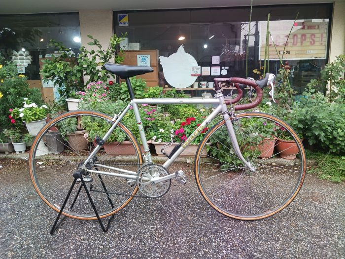 ■3連勝 ビンテージ ■ロードバイク アルミ 中古自転車 ■クロモリヘッド&フォーク ■キャリパーブレーキ ■タイヤサイズ：700c 中古チューブラーRALLY ■フレームサイズ：500mm ■一般適応身長165～175cm ■2x7スピード ■キャリパーブレーキ ■メインコンポ SHIMANO 600（全てではありません） ■Shimano RSX Sti　 ■ステム、シートポスト固着なし ※写真のスタンドは含まれておりません。 ■店頭にて引取りですので送料は掛かりません。 ■譲渡書お渡ししますのでお近くの自転車店にて防犯登録して下さい。 中古自転車ですが大事に使われていた1台です。各部基本調整済み・各部クリーニング済。 ■店頭にて引き取り限定です！ ※店頭でも併売しており先に売れてしまった場合は何卒ご容赦下さい。 事前の在庫確認も可能です。 ※当自転車は中古自転車で新品未使用ではございません。 経年使用、経年劣化等による傷、スレ、塗装の剥がれ、 色褪せ、錆、各部劣化、タッチペン、その他が有るという 前提でお考え下さい。 ご不明点などはお気軽にお問い合わせ下さい。 実店舗にて引き取り限定です。 京成松戸線滝不動駅徒歩3分 スクープス　047-440-7220 OPEN 13時~20時・毎週火曜水曜定休使用環境などにより実際の色味は当画面の色味と異なる場合がございますのでご理解ください。　 中古自転車ですが保管状態や手入れが良好な個体をご案内しています。　塗装面の光沢や色、各部品の状態などひどい使用感のあると判断したものは掲載しておりません。　各個体に関する考え方は弊社独自の見解や判断によるものです。　全ての部品では有りませんが状態の悪い、或いは故障している部品等は可能な限り、新品或いは中古部品を使用して交換しています。　シートポストやハンドルポストが固着している個体は有りません。　 　 適正身長に関しては腕や胴、脚の長さなど個人差があるため一概には言えませんがサドルの高さ調整により適応する身長（弊社見解）をそれぞれの自転車の掲載ページにてご案内しています。 あくまでも中古自転車ですので見逃している箇所も含め、各部に細かなスレ、キズ、錆、ヨゴレ、凹み、劣化、タッチアップ跡、その他等がございますのでその点をご理解頂ける方や自転車のメンテナンスなどに詳しい方のご購入をお待ちしております。　