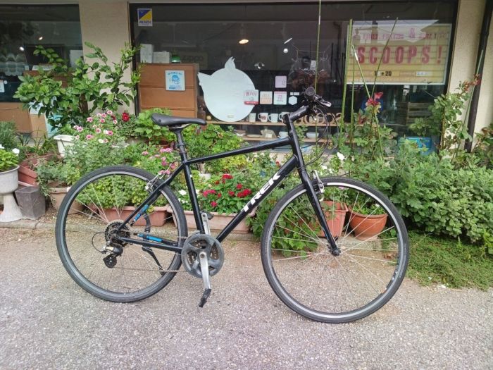 ■TREK　7.1FX ■クロスバイク アルミ 中古自転車 ■ブラック ■タイヤサイズ：700x35c ■フレームサイズ：510mm ■一般適応身長170～185cm ■3x8スピード ■Vブレーキ ■新品ブレーキパッド ■ステム、シートポスト固着なし 中古自転車で使用による多少のキズがありますが全体的には良好な状態です。 ■店頭にて引取りですので送料は掛かりません。 ■譲渡書お渡ししますのでお近くの自転車店にて防犯登録して下さい。 中古自転車ですが大事に使われていた1台です。各部基本調整済み・各部クリーニング済。 ■店頭にて引き取り限定です！ ※店頭でも併売しており先に売れてしまった場合は何卒ご容赦下さい。 事前の在庫確認も可能です。 ※当自転車は中古自転車で新品未使用ではございません。 経年使用、経年劣化等による傷、スレ、塗装の剥がれ、 色褪せ、錆、各部劣化、タッチペン、その他が有るという 前提でお考え下さい。 ご不明点などはお気軽にお問い合わせ下さい。 実店舗にて引き取り限定です。 京成松戸線滝不動駅徒歩3分 スクープス　047-440-7220 OPEN 13時~20時・毎週火曜水曜定休使用環境などにより実際の色味は当画面の色味と異なる場合がございますのでご理解ください。　 中古自転車ですが保管状態や手入れが良好な個体をご案内しています。　塗装面の光沢や色、各部品の状態などひどい使用感のあると判断したものは掲載しておりません。　各個体に関する考え方は弊社独自の見解や判断によるものです。　全ての部品では有りませんが状態の悪い、或いは故障している部品等は可能な限り、新品或いは中古部品を使用して交換しています。　シートポストやハンドルポストが固着している個体は有りません。　適正身長に関しては腕や胴、脚の長さなど個人差があるため一概には言えませんがサドルの高さ調整により適応する身長（弊社見解）をそれぞれの自転車の掲載ページにてご案内しています。 あくまでも中古自転車ですので見逃している箇所も含め、各部に細かなスレ、キズ、錆、ヨゴレ、凹み、劣化、タッチアップ跡、その他等がございますのでその点をご理解頂ける方や自転車のメンテナンスなどに詳しい方のご購入をお待ちしております。　なお発送時の梱包材などはリサイクル品を使用しておりますのでその点何卒ご理解頂きます様お願い致します。