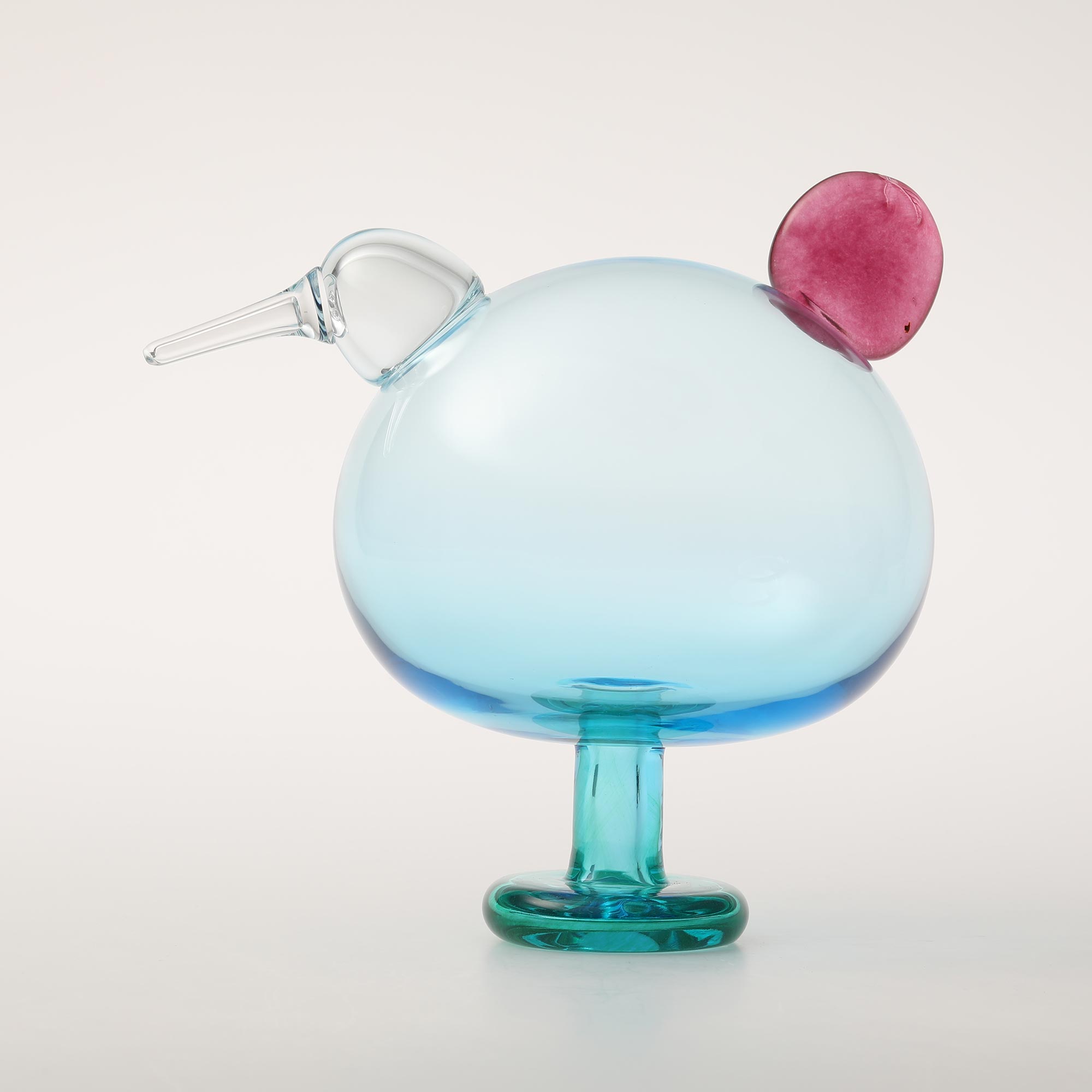 スペック 材質 無鉛ガラス 寸法 W231×D169×H222mm / 909g 生産 Made in Finland 備考 刻印：O. Toikka IITTALA SCOPE 20V 2020 ****/2020 購入前に確認ください ・ボディ下部に細かいキズがみられます。 （写真） ・尾に着色がみられます。 （写真） こちらの商品は共通して以下の特徴があります。 ・尾にはさみ跡とガラスのヨレがみられます。 ・小さな気泡や黒点がガラス内部に含まれていたり、多少のガタツキがみられます。