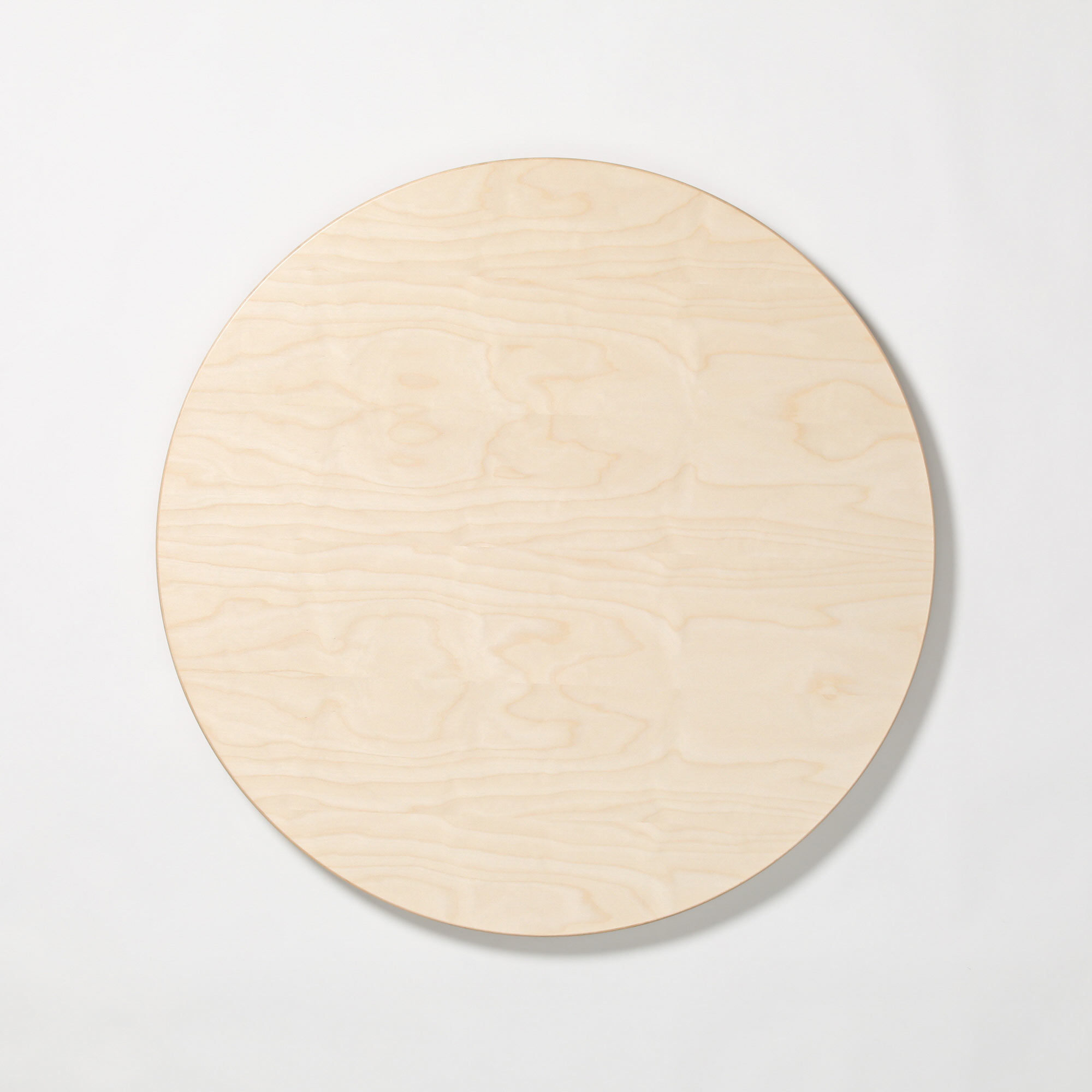 スペック 材質 バーチ（ラッカー塗装） 寸法 φ1000mm×H720mm / 天板厚み：40mm / 約17kg 生産 天板：Made in Germany / 脚：Made in Finland 備考 組立必要：15分〜30分 説明書ダウンロード Aalto テーブル 組み立てについて 天板に脚をネジで固定するだけなので組み立てはシンプルですが、ネジの締め込みは固いので、電動ドライバーかラチェットドライバーが必要です。ラチェットドライバーをご希望の場合は、プルダウンメニューで「必要」を選択していただければ無料で同梱いたします。また、フローリング保護のためにフェルトも同梱しています。フェルトを貼ると多少のガタツキを吸収してくれるという利点もありますので、お好みで脚裏に貼り付けご活用ください。組み立て時は「アルテック テーブル・ベンチ 組み立てガイド」を参考にしてください。