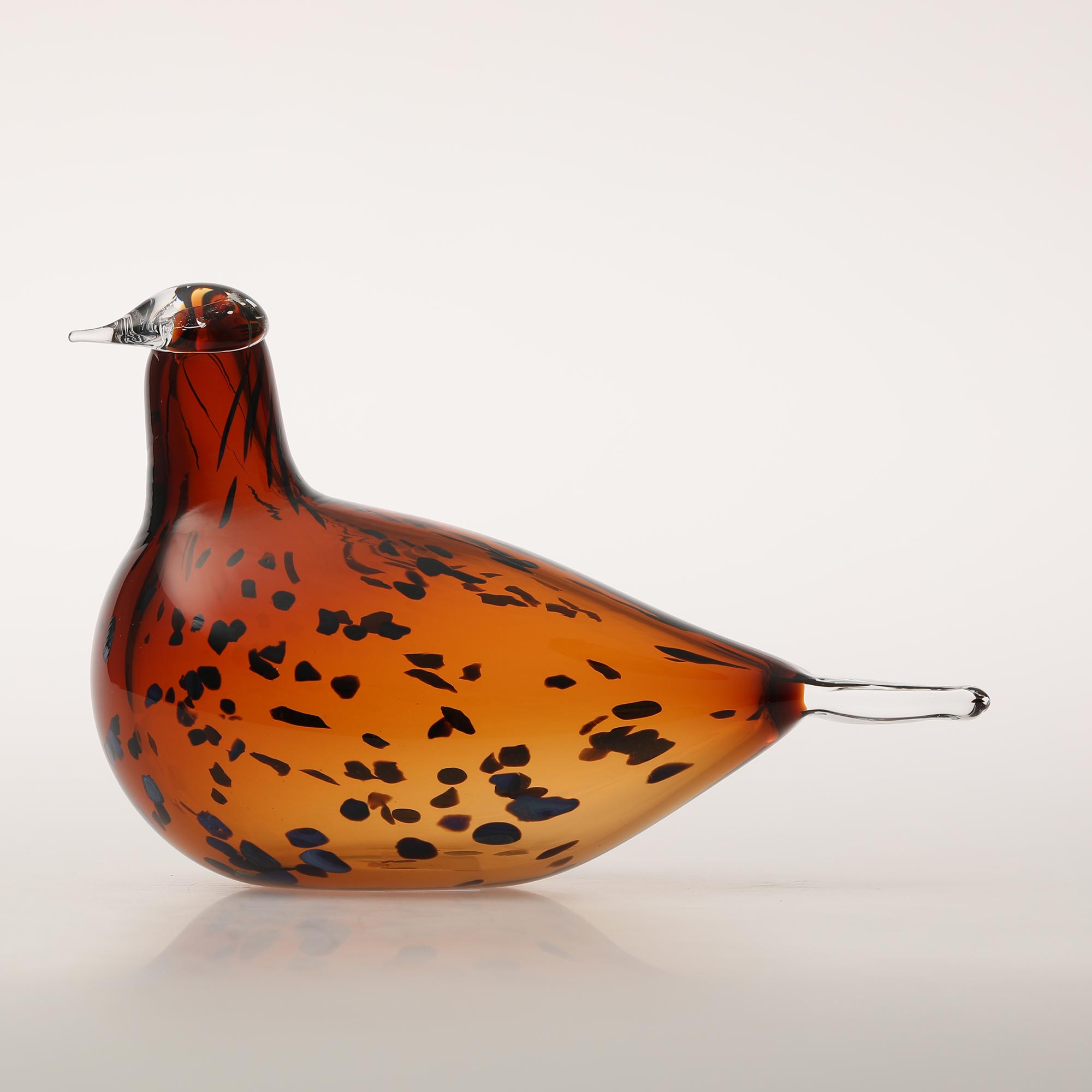 スペック 材質 無鉛ガラス 寸法 W212×D101×H138mm / 768g 生産 Made in Finland 備考 刻印：O.Toikka IITTALA *商品名の数字は個体識別用です。 購入前に確認ください こちらの商品は共通して以下の特徴があります。 ・小さな気泡や黒点がガラス内部に含まれていたり、多少のガタツキがみられます。