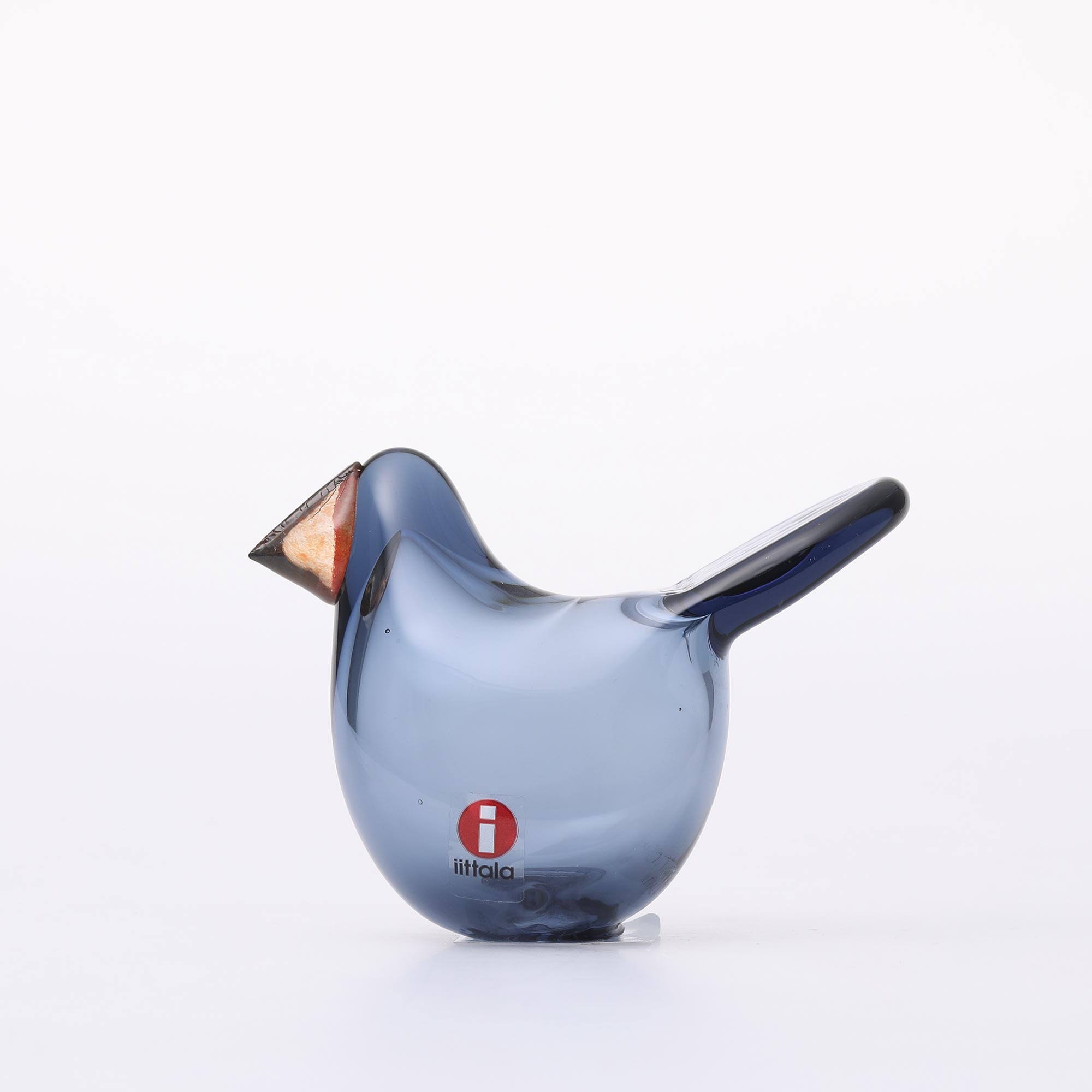 スペック 材質 無鉛ガラス 寸法 W84×D36×H66mm / 84g 生産 Made in Finland 備考 刻印：O.Toikka IITTALA *商品名の数字は個体識別用です。 購入前に確認ください こちらの商品は共通して以下の特徴があります。 ・くちばしの根元部分にガラスのシワがみられます。 ・小さなヨレや気泡、混入がガラス内部に含まれていることがあります。