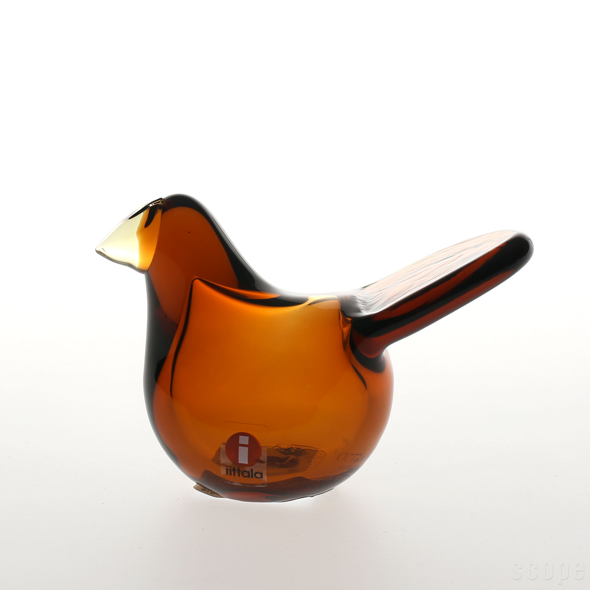 スペック 材質 無鉛ガラス 寸法 W114×D40×H65mm / 114g 生産 Made in Finland 備考 刻印：O.Toikka IITTALA *商品名の数字は個体識別用です。 購入前に確認ください ・ （写真） ・ゆらつきがあります。/ 底面にヨレがあります。 こちらの商品は共通して以下の特徴があります。 ・くちばしの根元部分にガラスのシワがみられます。 ・小さなヨレや気泡、混入がガラス内部に含まれていることがあります。