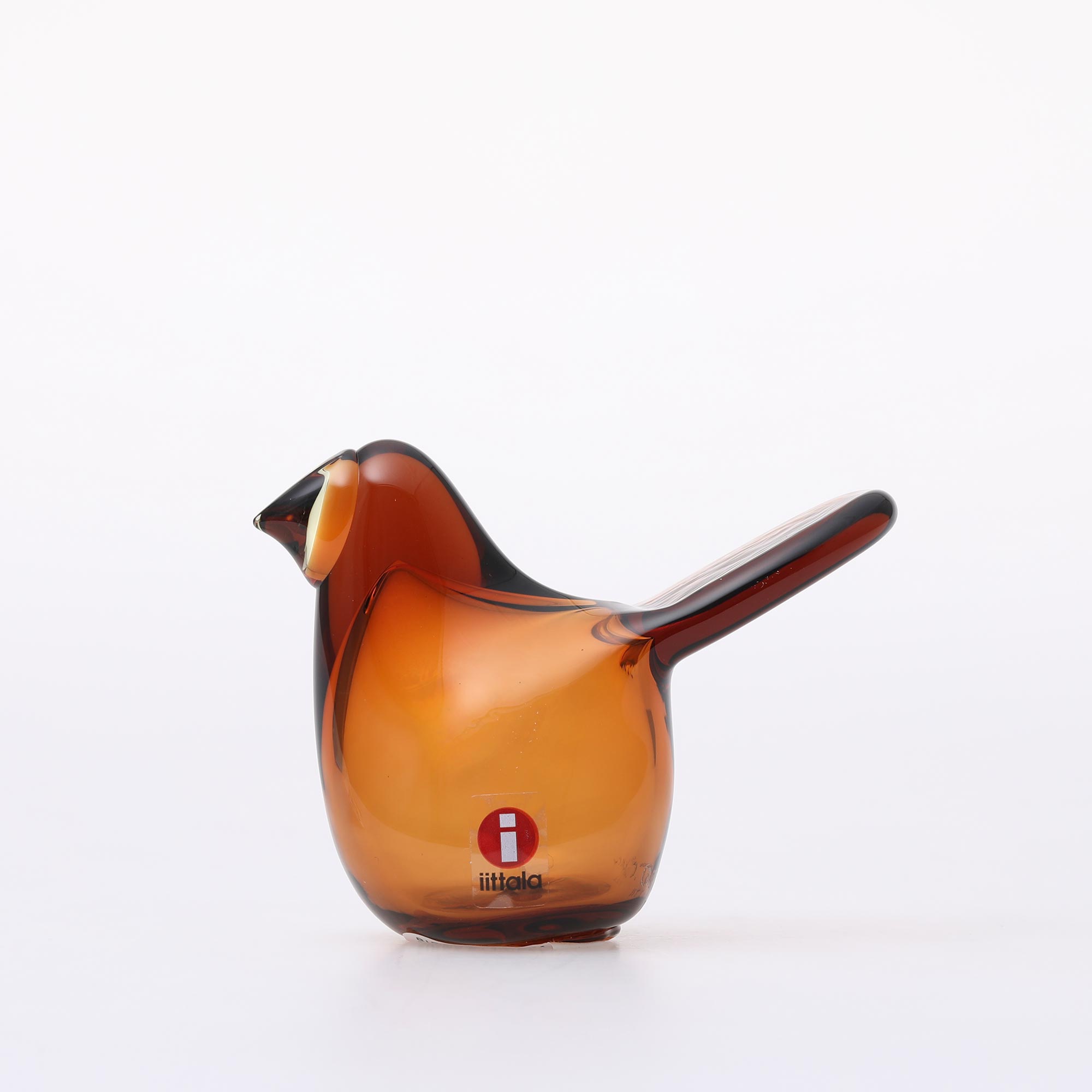 スペック 材質 無鉛ガラス 寸法 W85×D39×H67mm / 85g 生産 Made in Finland 備考 刻印：O.Toikka IITTALA *商品名の数字は個体識別用です。 購入前に確認ください こちらの商品は共通して以下の特徴があります。 ・くちばしの根元部分にガラスのシワがみられます。 ・小さなヨレや気泡、混入がガラス内部に含まれていることがあります。