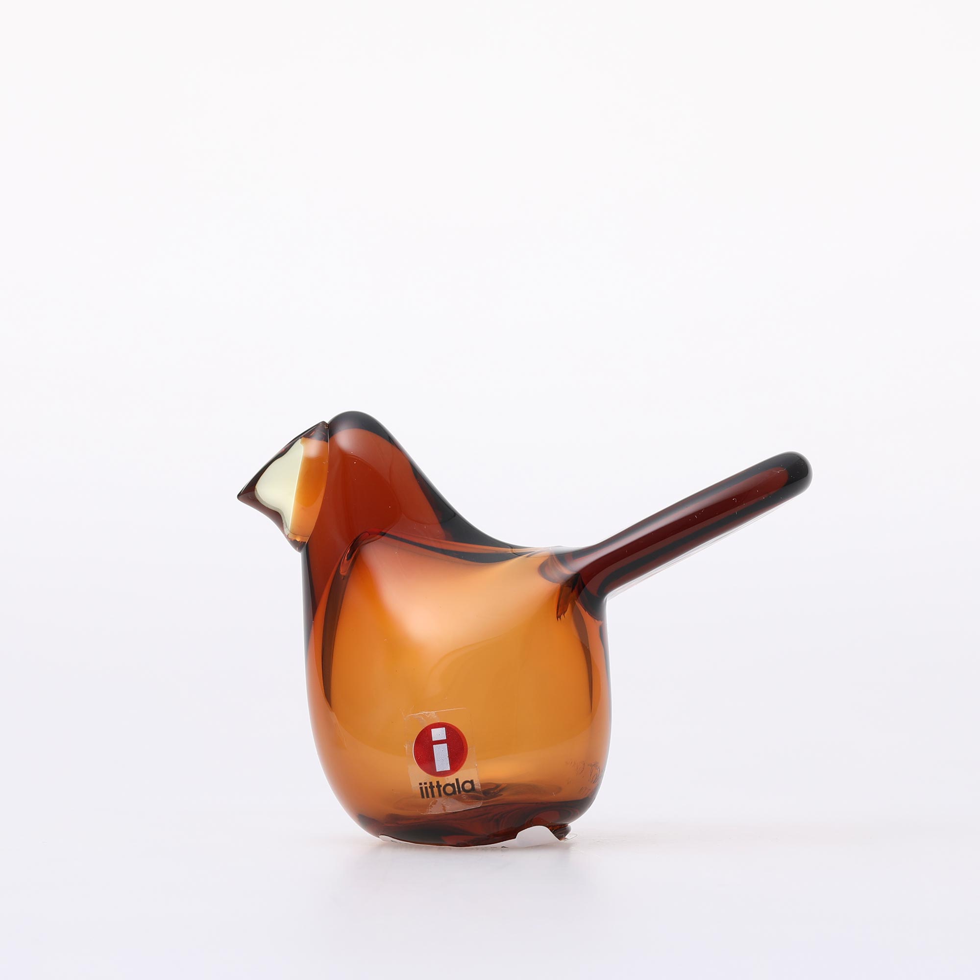 スペック 材質 無鉛ガラス 寸法 W80×D37×H64mm / 80g 生産 Made in Finland 備考 刻印：O.Toikka IITTALA *商品名の数字は個体識別用です。 購入前に確認ください こちらの商品は共通して以下の特徴があります。 ・くちばしの根元部分にガラスのシワがみられます。 ・小さなヨレや気泡、混入がガラス内部に含まれていることがあります。