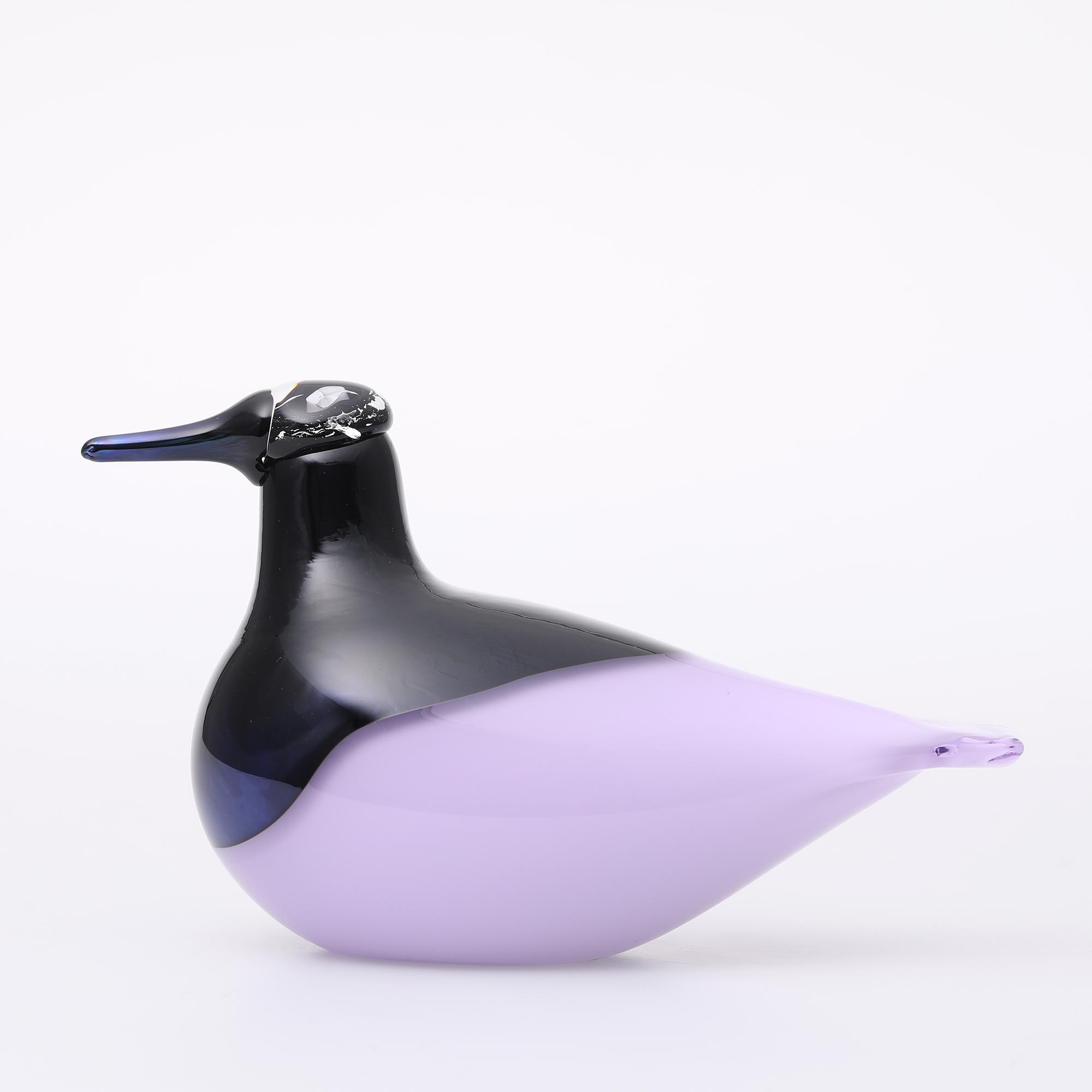 スペック 材質 無鉛ガラス 寸法 W223×D99×H133mm / 793 g 生産 Made in Finland 備考 刻印：O.Toikka IITTALA 2025 購入前に確認ください ・背に極薄い擦れ跡がみられます。 （写真） ・底が研磨されています。 こちらの商品は共通して以下の特徴があります。 ・擦れ跡やヨレ、気泡がみられる場合があります。目立つ場合は個別に記載しています。