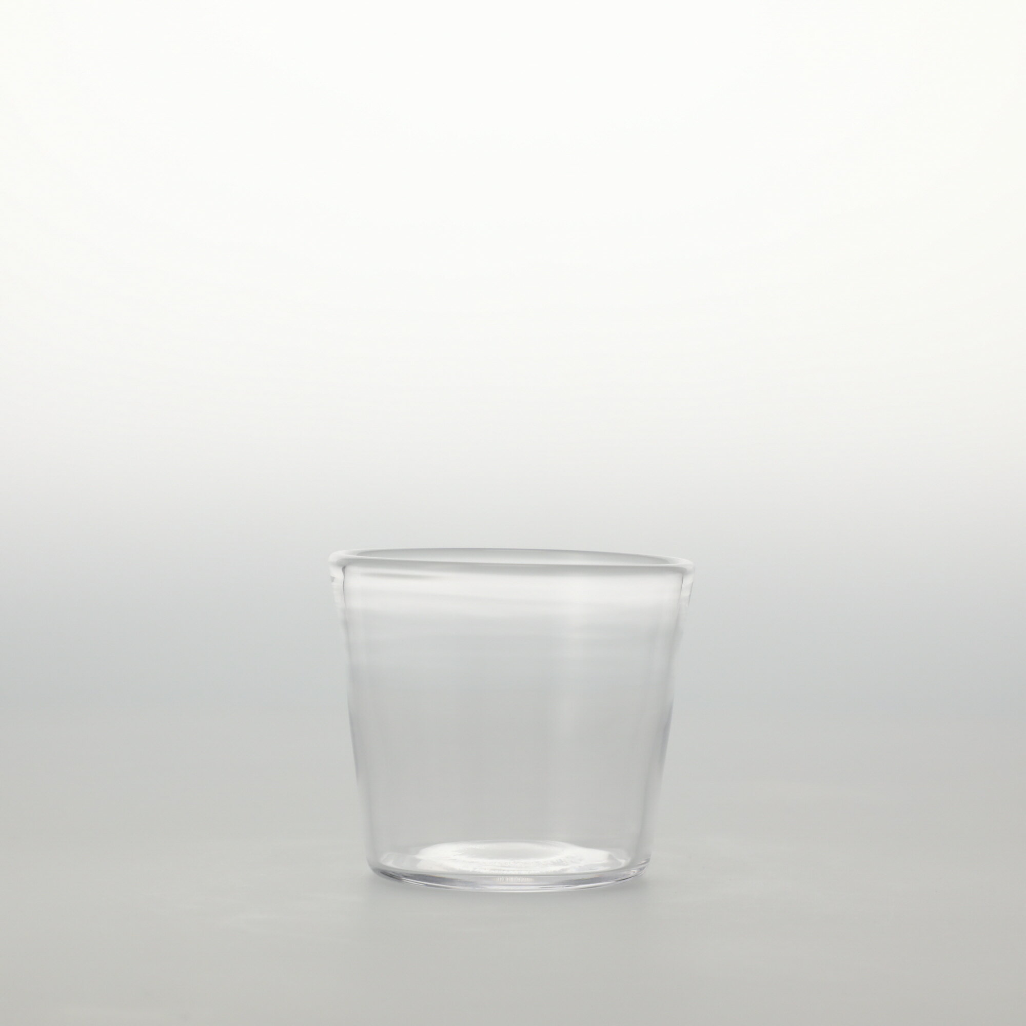 スペック 材質 ソーダガラス 寸法 φ77×H67mm / 100g 生産 Made in Japan 備考 刻印：fresco I.R&aring;man 電子レンジ：× / 食器洗浄機：× 購入前に確認ください こちらの商品は共通して以下の特徴があります。 ・ヨレや気泡、混入が見られる場合があります。目立つ場合は個別に記載しています。 ・製造時にできるライン状の擦れ跡があります。