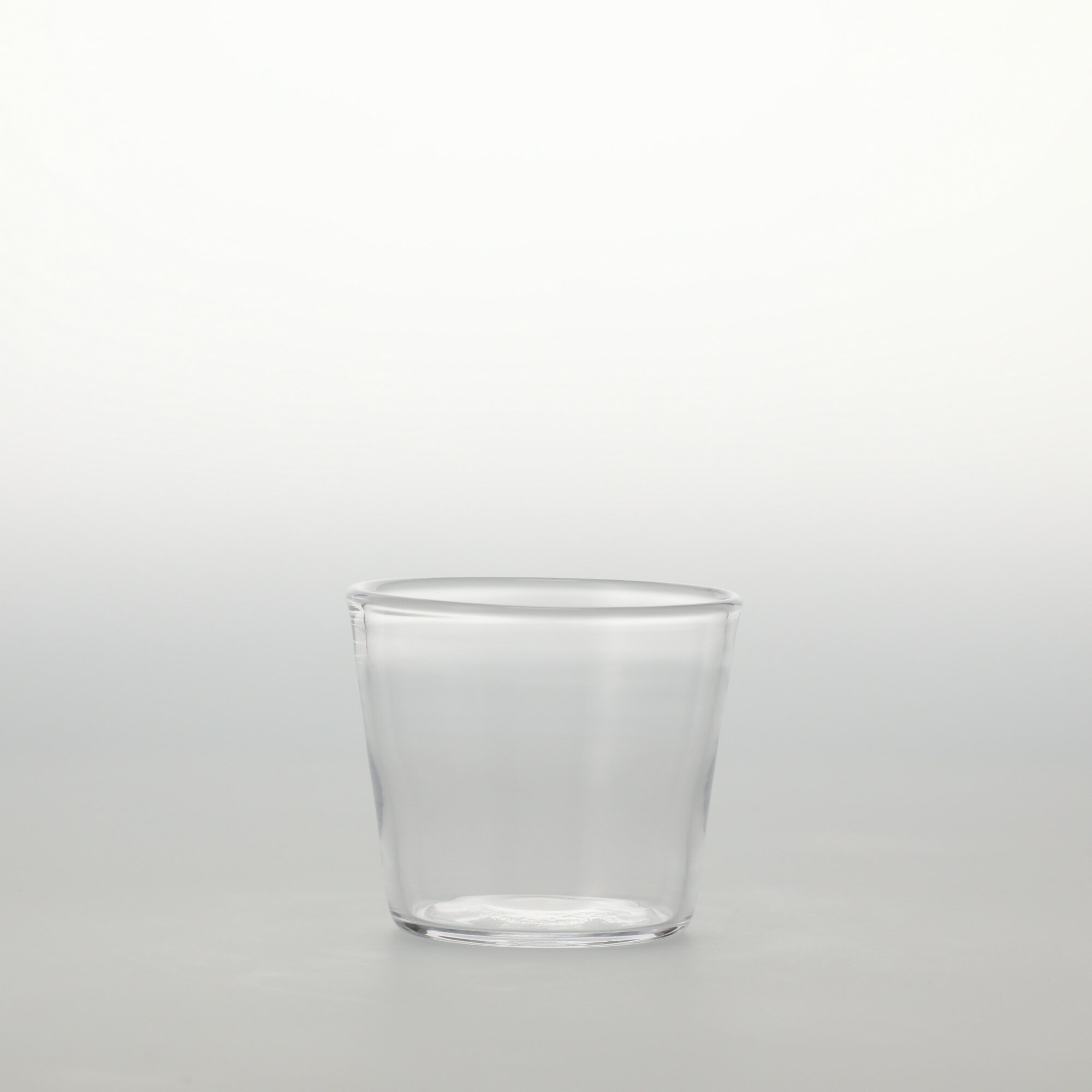 スペック 材質 ソーダガラス 寸法 φ78×H67mm / 108g 生産 Made in Japan 備考 刻印：fresco I.R&aring;man 電子レンジ：× / 食器洗浄機：× 購入前に確認ください こちらの商品は共通して以下の特徴があります。 ・ヨレや気泡、混入が見られる場合があります。目立つ場合は個別に記載しています。 ・製造時にできるライン状の擦れ跡があります。