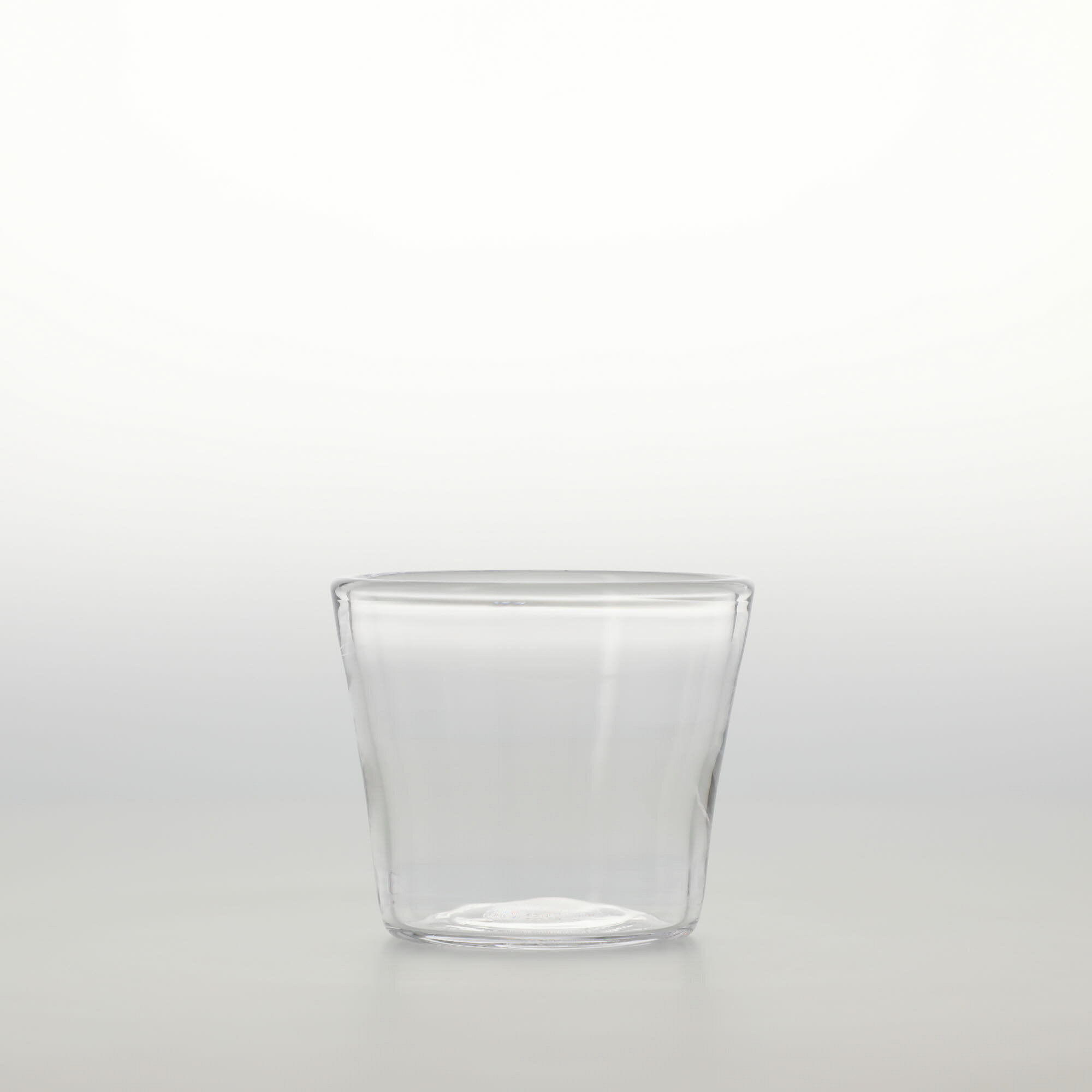 スペック 材質 ソーダガラス 寸法 φ79×H66mm / 130g 生産 Made in Japan 備考 刻印：fresco I.R&aring;man 電子レンジ：× / 食器洗浄機：× 購入前に確認ください こちらの商品は共通して以下の特徴があります。 ・ヨレや気泡、混入が見られる場合があります。目立つ場合は個別に記載しています。 ・製造時にできるライン状の擦れ跡があります。