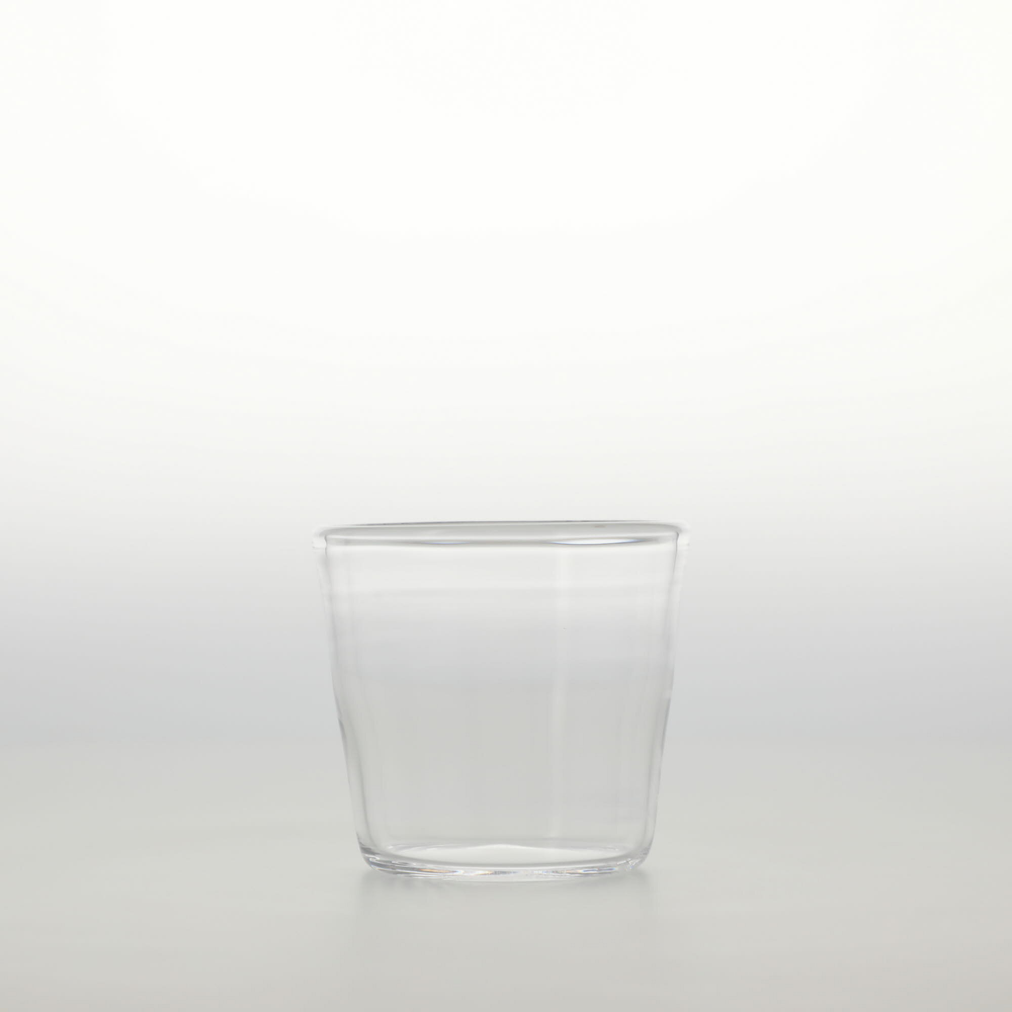 スペック 材質 ソーダガラス 寸法 φ76×H68mm / 98g 生産 Made in Japan 備考 刻印：fresco I.R&aring;man 電子レンジ：× / 食器洗浄機：× 購入前に確認ください こちらの商品は共通して以下の特徴があります。 ・ヨレや気泡、混入が見られる場合があります。目立つ場合は個別に記載しています。 ・製造時にできるライン状の擦れ跡があります。