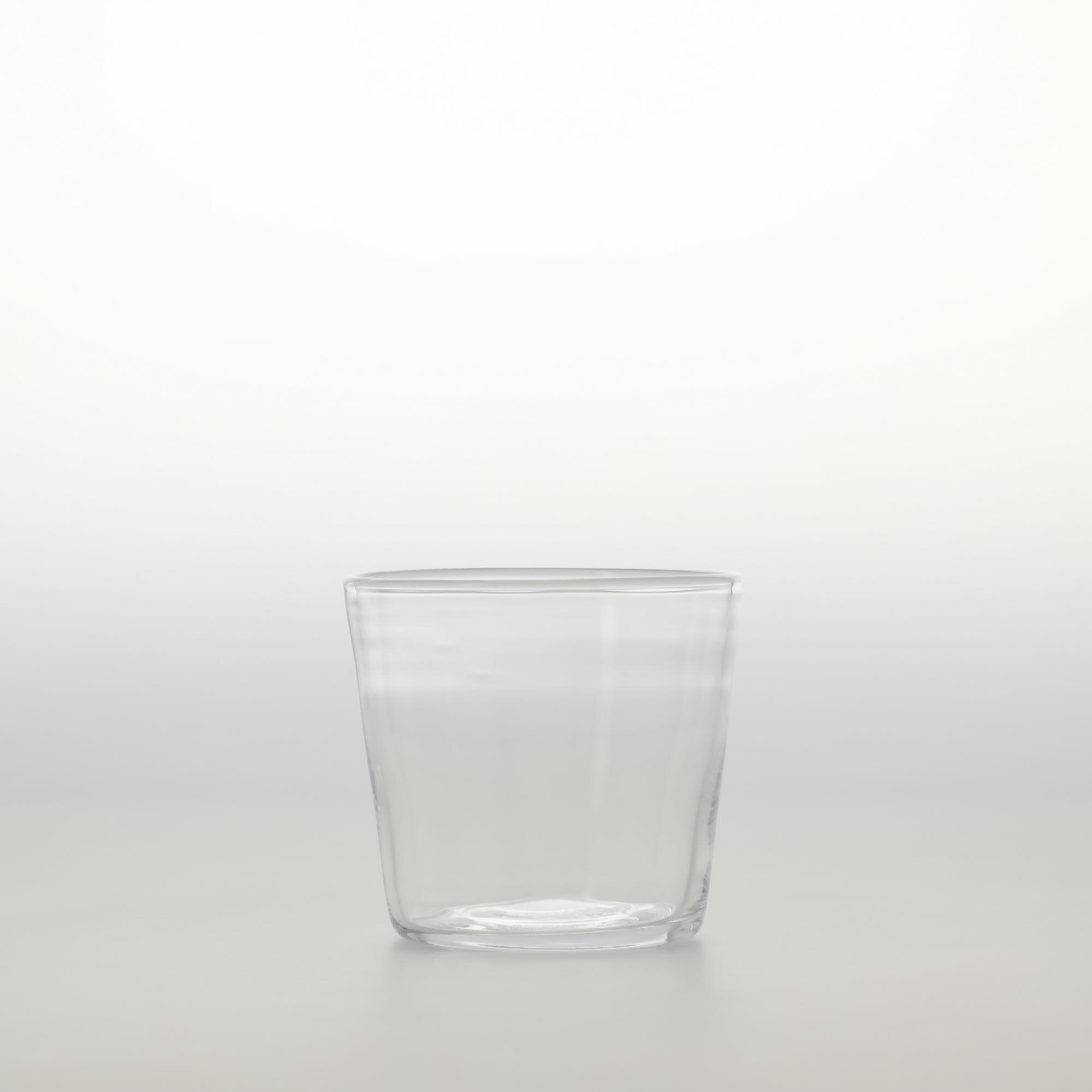 スペック 材質 ソーダガラス 寸法 φ74×H67mm / 114g 生産 Made in Japan 備考 刻印：fresco I.R&aring;man 電子レンジ：× / 食器洗浄機：× 購入前に確認ください こちらの商品は共通して以下の特徴があります。 ・ヨレや気泡、混入が見られる場合があります。目立つ場合は個別に記載しています。 ・製造時にできるライン状の擦れ跡があります。