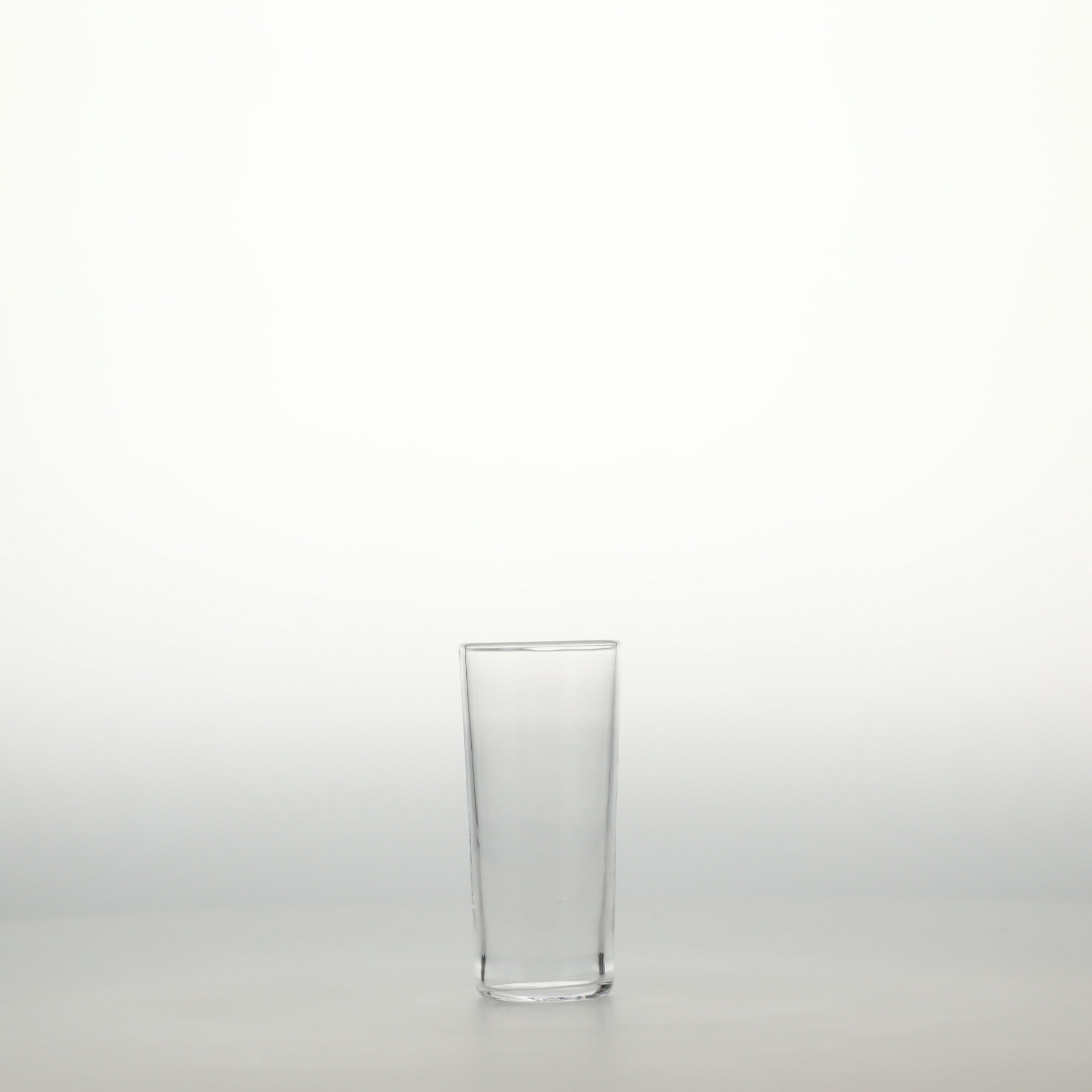 スペック 材質 ソーダガラス 寸法 φ50×H106mm / 108g 生産国 日本（Made in Japan） 備考 刻印：fresco I.Raman 食器洗浄機不可 購入前に確認ください こちらの商品は共通して以下の特徴があります。 ・ヨレや気泡、混入が見られる場合があります。目立つ場合は個別に記載しています。 ・製造時にできるライン状の擦れ跡があります。