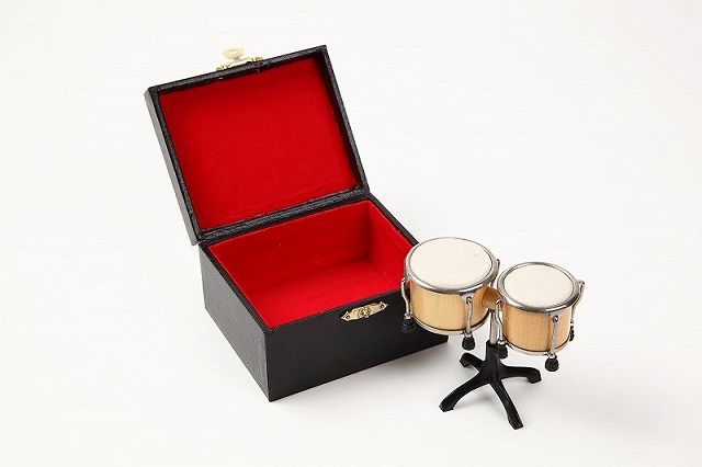 JANコード　4580229086062商品種別　ミニチュア楽器材質　木製サイズ　8.5×4×8cm付属品　ケース付カラー　茶色備考　音は鳴りません。黒いケースは同等品と変更になる事があります。