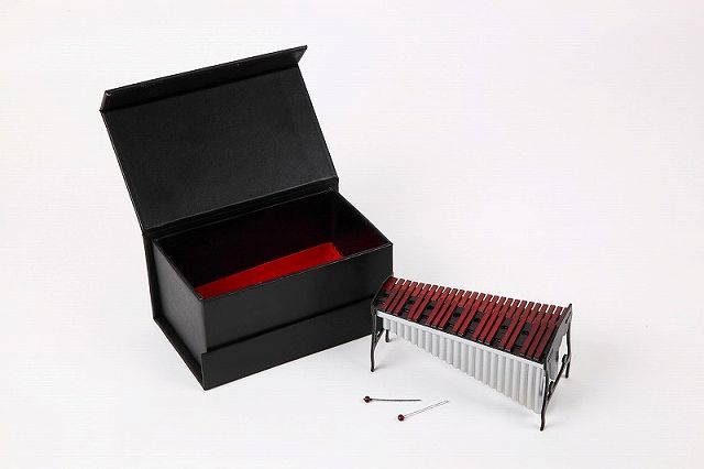 JANコード　4580229086086商品種別　ミニチュア楽器材質　木製サイズ　6×12×5cm付属品　ケース付カラー　赤茶色備考　音は鳴りません。黒いケースは同等品と変更になる事があります。