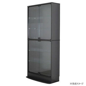 ※通常土日祝日を除く1週間以内に出荷の予定ですが欠品やメーカー終了の可能性もあり、その場合は別途メールにてご連絡いたします ※他の商品との同梱はできません。 ※離島の場合、別途料金（中継料）がかかります。 ※代引でのお支払いはお受けできません。 ※お届け先が沖縄・北海道・離島の場合、通常の納期より3～6日ほど日数が掛かる場合がございます。 上部ユニットとロータイプのセット販売品です。本体下部の幕板は取り外し可能で、ちょっとした収納スペースになります。専用のガラス扉ロックを標準装備し、大切なコレクションの落下や破損を防ぎます。背面はピタッと設置ができ、ボトムステージと補助バンド、調整用バランスボードにより転倒を防止します。ロータイプ単体でご使用いただけます。 ※ロータイプの場合、天板との接続が連結金具になります。 ※上部ユニット単体ではご使用いただけません。 ※他商品や他シリーズ商品には連結することができません。 ※上部ユニットオプションは「連結式コレクションラックユニール」シリーズ専用オプションです。 サイズ 幅83.3×奥行28.7×高さ180cm、ボトムステージ取付時:奥行+10.7、高さ+2cm、内寸:幅79×奥行25.5×高さ82cm(上下2ケ所)、棚板:幅78.7×奥行23.7×厚さ0.5cm 個装サイズ：88.6×44.8×13.9cm 重量 54.2kg 個装重量：25000g 素材・材質 プリント紙化粧繊維板 強化ガラス(5mm厚) 仕様 【棚板】 1.6cmピッチ 41段階調節(上下2カ所) 幕板収納部内寸:約幅78×高さ9.4×奥行25cm 耐荷重:約5kg(ガラス棚板1枚) 状態:お客様組立 プッシュオープン式ロック付き扉 巾木よけ加工 ガラス棚(4枚):5mm厚強化ガラス(角R加工) ガラス扉(4枚):5mm厚強化ガラス(角R加工) バランスボード 転倒防止補助バンド 背板止め 穴隠しシール付き 生産国 インドネシア 広告文責東洋通信システムTel 082-548-8989fk094igrjs