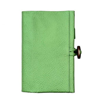 ※通常土日祝日を除く1週間以内に出荷の予定ですが欠品やメーカー終了の可能性もあり、その場合は別途メールにてご連絡いたします 京都・宇治の老舗茶舗「森半」の 抹茶製造時に生まれる残渣を再利用したサステナブルレザーです。抹茶に含まれる成分をレザーの「鞣し」および「染色」に使用することで、ふっくらとした風合いと優しい色合いを表現。ナチュラルで立体感のあるシボにより、指先には、やわらかな起伏と、革本来の質感を体感することができます。・はじまりとおわりに キャラメル色の木のトグルボタン。革紐をくるりとかけて手帳を閉じるスタイル。 いつもの手帳使いの始まりと終わりをちょっとした儀式のように楽しませてくれます。 ・筆休めも、いと楽し 内側のあしらいは、白い丸模様が列をなしたちりめん友禅の布地。 小さな豆皿が並ぶような、ほっこり感も。 手仕事のぬくもりと手ざわり、そして目にもやさしく。箸休めならぬ、筆休めに。ふと手を伸ばしたときにあらわれる、静かな癒しの風景。ロゴの丸革もアクセントに。 ※全品検品済の良品をお送りいたします。 ※天然皮革、1点1点職人によるハンドメイドとなります。あらかじめご了承ください。 ※モニター環境により、実際の色の見え方と多少の差異がございます。あらかじめご了承ください。 サイズ H187×W125mm、中開き:W260mm 個装サイズ：21×13×4cm 重量 約171g 個装重量：190g 素材・材質 牛革 仕様 リング:15mm 収納枚数:約110枚 革質: ツヤなしソフト革 原産国:日本 生産国 中国 広告文責東洋通信システムTel 082-548-8989fk094igrjs