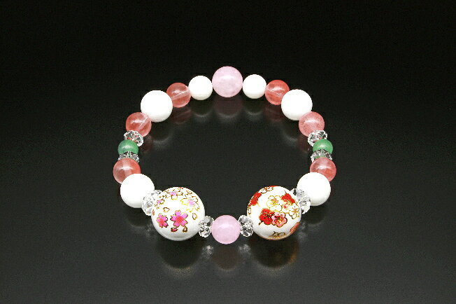 アクリル樹脂ビーズ　　1個（16mm珠 桜花プリント加工） 　　　1個（16mm珠 梅花プリント加工） 白水晶　　　　　　　 2個（8×4mmカット）、6個（6×3mmカット） ホワイトオニキス　　 4個（10mm珠）、2個（8mm珠） ローズクォーツ　　　 1個（10mm珠）、1個（8mm珠） アベンチュリン　　　 2個（6mm珠） チェリークォーツ　　 6個（8mm珠） [サイズ]約17cm（内周） [重量]約21g [中糸]ポリウレタンゴム [付属品]専用巾着袋、ジュエリー品質保証書 [生産国]日本 [個装サイズ]縦15.8×横10.0×高さ2.0（cm）／31（g） ※通常土日祝日を除く1週間以内に出荷の予定ですが欠品やメーカー終了の可能性もあり、 その場合は別途メールにてご連絡いたします満開の「桜花」と「梅花」×幸運パワーストーン 「幸せが咲き誇る」招福ブレス 「桜花」幸運の象徴 幸運招来・願望成就 「梅花」縁起物 紅梅/優雅・優美 白梅/気品・澄んだ心 ホワイトオニキス チャンスを引き寄せる 白水晶 願望成就 アベンチュリン ストレス緩和・癒し ローズクォーツ 恋愛運・美 「ジュエリー品質保証書」付き
