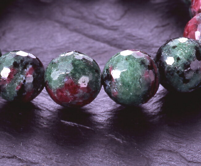 【カットビーズ】ストロベリーサンストーン サイズグラデーション 平タンブル【パワーストーン 天然石 アクセサリー 1連売り】