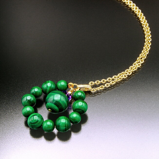 アメジスト　　　1個（6×3mmカット） マラカイト　　　 1個（12mm珠） 5個（8mm珠） 6個（6mm珠） 樹脂ボール　　1個（3mm） チェーン　　　　1個（約70cm） [サイズ]ヘッド部分:約4cm [重量]約18g [中糸]アーティスティックワイヤー [付属品]専用巾着袋、使用マニュアル [生産国]日本 [個装サイズ]縦13.8×横8.5×高さ2.0（cm）／23（g） ※通常土日祝日を除く1週間以内に出荷の予定ですが欠品やメーカー終了の可能性もあり、 その場合は別途メールにてご連絡いたしますマラカイトの美しいグリーンが「目」の緊張をほぐしリラックス 「視力の復調」をサポート マラカイト グリーンカラーの石には目の緊張をほぐして リラックスさせてくれるはたらきがあるといわれています。 とくにマラカイトは「視力の回復を助け、眼病を予防する」パワーが とても強い石といわれているようです。 目に疲れを感じた時にこのマラカイトの美しいグリーンカラーを眺めてください。 疲れた目をリラックスさせ、視力の回復を助けていきます。 癒し/邪気祓い アメジスト クラスプ（留め具）の無いタイプ かぶるだけで簡単に装着できます 視力の回復を助け眼病を予防する パワーが強いとされるマラカイト 眼精疲労・頭痛・肩こりなど「目」からくるからだの不調にも カードサイズの「使用マニュアル」付き