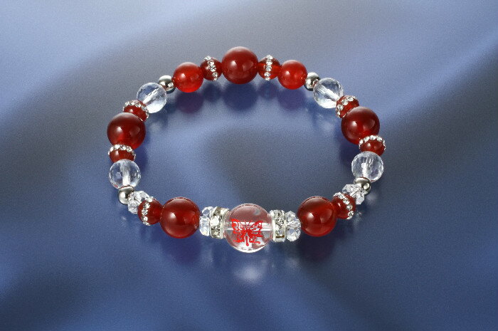 白水晶　　　1個（12mm珠 蝶刻印） 　　　　　　4個（8mm珠/128面カット） 　　　　　　2個（8×4mm/カット）、2個（6×3mm/カット） 赤メノウ　　5個（10mm珠） 　　　　　　2個（8mm珠） 　　　　　　8個（6mm珠 帯状ラインストーン） ロンデル　　2個（8×4mm 真鍮/ラインストーン） 銅玉　　　　4個（5mm珠） [サイズ]約18cm（内周） [重量]約19g [中糸]ポリウレタンゴム [付属品]専用巾着袋、ハッピー・幸運カード [生産国]日本 [個装サイズ]縦15.8×横10.0×高さ2.0（cm）／29.0（g） ※通常土日祝日を除く1週間以内に出荷の予定ですが欠品やメーカー終了の可能性もあり、その場合は別途メールにてご連絡いたします「美」「愛」「幸運」を象徴 蝶々… Butterfly 世界各地で幸せになるモチーフとして愛されています 水晶は古代より不思議な霊力がある石と伝えられ、身につけている人を災いから守り数々の奇跡を起こすといわれています。 開運の万能石でもあります。 そして赤メノウは行動力、自己実現など人のやる気をおこさせるパワーを持っているとされています。 また肉体と精神を活性化させるといわれ、健康運や長寿祈願にも用いられます。