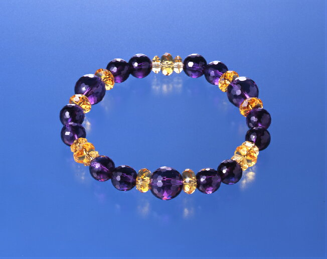 黄水晶　　　9個（8×4mm/カット） 　　　6個（6×3mm/カット） 紫水晶　　　3個（10mm珠/128面カット） 　　　12個（8mm珠/128面カット） [サイズ]約19cm（適応サイズ17-18cm） [重量]　約16g [中糸]　ポリウレタンゴム [付属品]専用巾着袋 [生産国]日本 [個装サイズ]縦15.8×横10.0×高さ2.0（cm）／26.0（g） ※通常土日祝日を除く1週間以内に出荷の予定ですが欠品やメーカー終了の可能性もあり、 その場合は別途メールにてご連絡いたします金運財運　守護厄除　開運蓄財　商売繁盛 水晶は古代より不思議な霊力がある石と伝えられています。 石内部に自然界のエネルギーが宿されクリスタルパワーとなり、それを身につけている人を災いから守り、数々の奇跡を起こすといわれています。 家運繁栄　繁栄富貴　願望成就　潜在能力 風水において黄色は金運色とされており、金運・財運が授かるといわれています。 そして紫水晶は浄化や邪気祓いの能力が強く、あらゆる場面で使えるお守りになります。