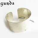 ギフト対応 【2017秋冬】【先行発売】gunda バングル【エスカーブ別注】ガンダ CUFF BANGLE/鏡面シルバー カフバングル ブレスレット メンズ レディース 男女兼用 SILVER シルバー ※できるだけ現物に近いお色で撮影することを心がけておりますが、光の具合により若干お色の見え方に誤差が生じる場合がございます事を御理解下さい。 ※こちらの商品は店頭でも同時に販売をしているため、タイムラグで在庫が無くなる場合があります。予めご了承下さい。gunda / ガンダ 1998年に誕生。ヴィンテージライクな質感にこだわった レザー×メタルコンビネーションのコスチュームジュエリー、 ベルト、バッグなどを中心に1999年よりシーズンコレクションの展開を開始する。 トラディショナルなレザークラフトのテクニックを ベースとしながらも新しい手法でオリジナリティーを追求する。 細部まで創り込まれエッジにの効いたデザイン性を際立たせるだけでなく、 使い込むほどになじむその製品は伝統技法に裏打ちされた authentic感をも確立し、他と一線を画す。 【2017秋冬】【先行発売】gunda バングル【エスカーブ別注】ガンダ CUFF BANGLE/鏡面シルバー カフバングル ブレスレット メンズ レディース 男女兼用 SILVER シルバー 【2017秋冬】【先行発売】gunda バングル【エスカーブ別注】ガンダ CUFF BANGLE/鏡面シルバー カフバングル ブレスレット メンズ レディース 男女兼用 SILVER シルバー 【デザインコメント】 S.CURVE.STUDIO 別注品! 鏡面シルバーにしました。 【アイテム詳細】 商品名 【2017秋冬】【先行発売】gunda バングル【エスカーブ別注】ガンダ CUFF BANGLE/鏡面シルバー カフバングル ブレスレット メンズ レディース 男女兼用 SILVER シルバー カラー SILVER 生産国 JAPAN 素材 注意 ※できるだけ現物に近いお色で撮影することを心がけておりますが、光の具合により若干お色の見え方に誤差が生じる場合がございます事を御理解下さい。 ※こちらの商品は店頭でも同時に販売をしているため、タイムラグで在庫が無くなる場合があります。予めご了承下さい。 単位：cm サイズ 手首周り ONE 18.0 GUNDAステルスネックレス GUNDAブレスレット GUNDAジャンクへブンリング GUNDA別注ステルスネックレス GUNDAミュータントネックレス gunda KMRii GOLDEN GOOSE GREG LAUREN 14th Addiction YANUK