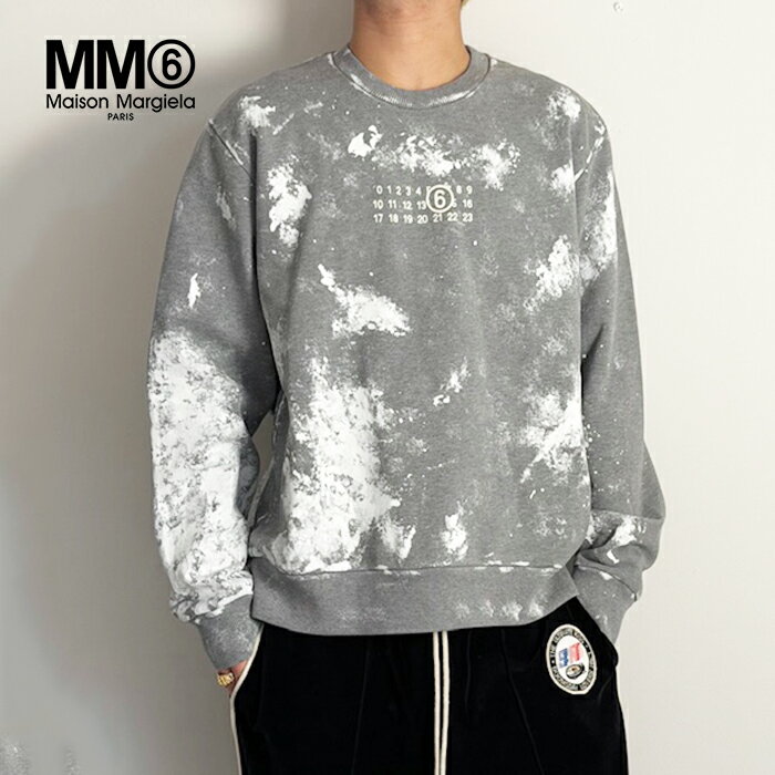 ギフト対応 エムエム6 メゾンマルジェラ スウェットシャツ MM6 Maison Margiela トレーナー プルオーバー 長袖 プリント コットン メンズ レディース グレー【マルタンマルジェラジャパン正規取扱店】【2026春夏】 ※できるだけ現物に近いお色で撮影することを心がけておりますが、光の具合により若干お色の見え方に誤差が生じる場合がございます事を御理解下さい。 ※こちらの商品は店頭でも同時に販売をしているため、タイムラグで在庫が無くなる場合があります。予めご了承下さい。BRAND : MM6 Maison Margiela / エムエム6 メゾンマルジェラ MM6 Maison Margiela(エムエム6 メゾン マルジェラ,MM6)はコンセプトによってグループを作りナンバリングしている メゾン マルジェラの一ライン、「♀のための服」。メゾン マルジェラのパリコレクション ショー内でも他のラインと一緒に 発表される。もともと、ライン6「女性のための衣服（ガーメント）」がスピンアウトする形で「MM6」が誕生した。 コレクションラインと比べると、MM6はTシャツ、カットソー、デニムなどシンプルかつベーシックよりなアイテムが特徴。 女性らしさを表現したデイリーでコンテンポラリーウェア＆アクセサリーを展開。 エムエム6 メゾンマルジェラ スウェットシャツ MM6 Maison Margiela トレーナー プルオーバー 長袖 プリント コットン メンズ レディース グレー【マルタンマルジェラジャパン正規取扱店】【2026春夏】 ◇モデル 身長:170cm ウエスト:75cm / サイズ M 着用 本体:コットン 100% リブ部分:コットン 98% ポリウレタン 2% エムエム6 メゾンマルジェラ スウェットシャツ MM6 Maison Margiela トレーナー プルオーバー 長袖 プリント コットン メンズ レディース グレー【マルタンマルジェラジャパン正規取扱店】【2026春夏】 【デザインコメント】 MM6 Maison Margiela(エムエム6 メゾン マルジェラ,MM6)はコンセプトによってグループを作りナンバリングしているメゾン マルジェラの一ライン、「♀のための服」。メゾン マルジェラのパリコレクション ショー内でも他のラインと一緒に発表される。もともと、ライン6「女性のための衣服（ガーメント）」がスピンアウトする形で「MM6」が誕生した。 コレクションラインと比べると、MM6はTシャツ、カットソー、デニムなどシンプルかつベーシックよりなアイテムが特徴。 女性らしさを表現したデイリーでコンテンポラリーウェア＆アクセサリーを展開。 【アイテム詳細】 カラー グレー 生産国 イタリア 素材 本体:コットン 100% リブ部分:コットン 98% ポリウレタン 2% 注意 ※できるだけ現物に近いお色で撮影することを心がけておりますが、光の具合により若干お色の見え方に誤差が生じる場合がございます事を御理解下さい。 ※こちらの商品は店頭でも同時に販売をしているため、タイムラグで在庫が無くなる場合があります。予めご了承下さい。 単位：cm サイズ 着丈 肩幅 身幅 袖丈 S 63 47 57 63 M STONE ISLAND FOG ESSENTIALS mnml TOM FORD